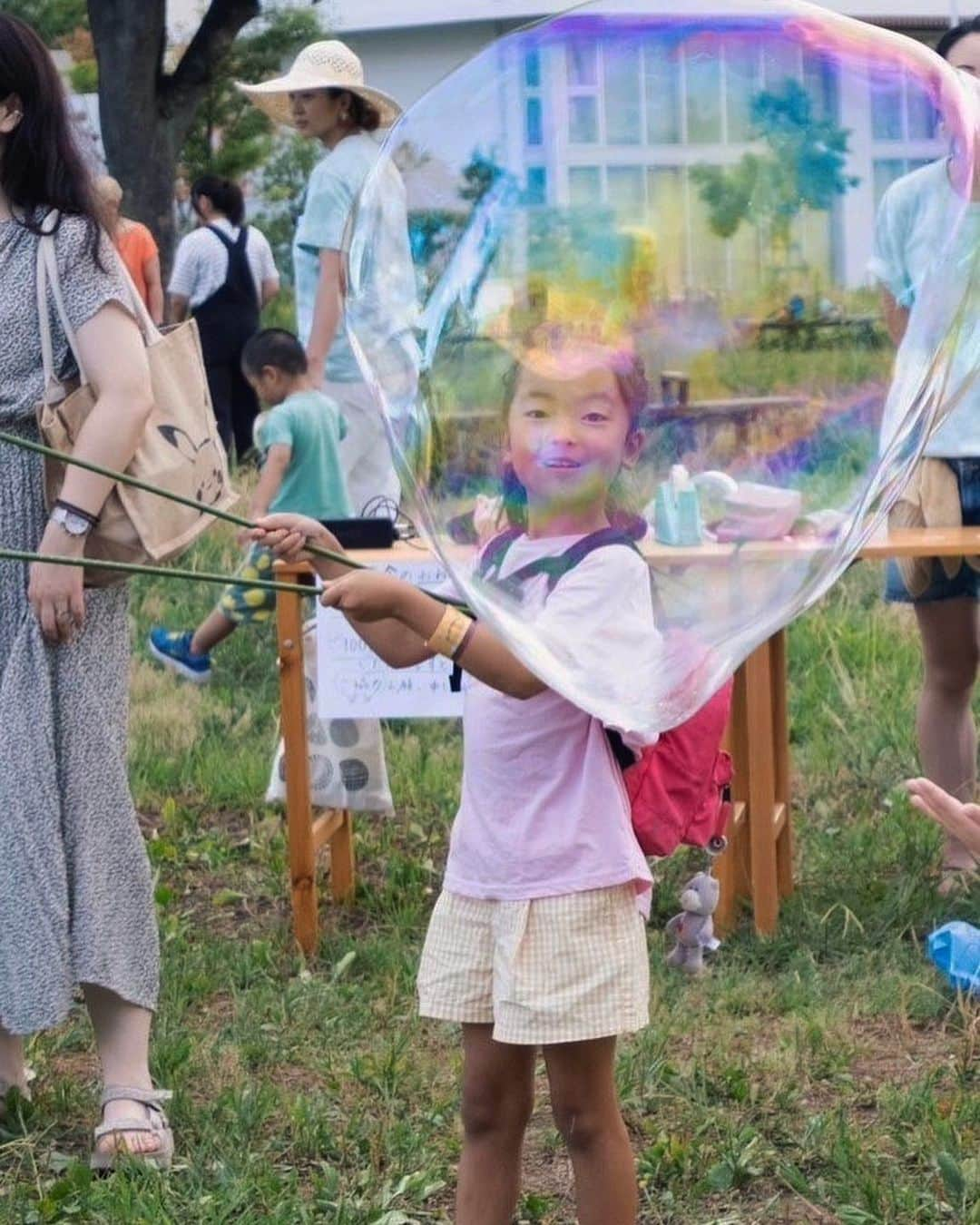 堀舞紀さんのインスタグラム写真 - (堀舞紀Instagram)「🫧🫧🫧  @asovivart   茅ヶ崎の公園で シャボン玉🫧🫧🫧フェス🤭  娘のアートスクールの 先生主催だったので 遊びに行きました🫧  こんなおっきなシャボン玉 初めてみた😳😳😳  しかも、 何故か東京の友達が 来ててビックリ仰天🫢  子供も大人も とっても楽しい夏の1日🫶🏾💕  動画は シャボン玉🫧フェス からの 話題のビアガーデン🍻😂😂  最後の写真は とってもデッカいみなちゃんの水筒！ (中身焼酎！ #熱中症対策)  #シャボン玉 #夏の空 #僕らの夏休み2023 #ビアガーデン #茅ヶ崎 #chigasaki #中学生男子にママとお出かけするのか調査📝 ↑ しない、、って😱😱やだ！！」8月9日 18時06分 - mainohori