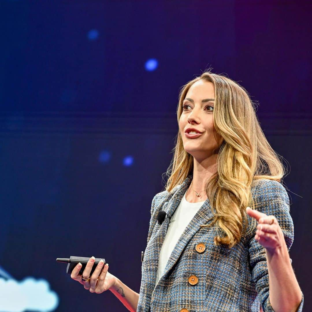 タリン・サザンさんのインスタグラム写真 - (タリン・サザンInstagram)「Last month I spoke at @fortunemag’s Brainstorm conference on "The World's First Superhumans.”   In the talk, I share the stories of two incredible people - James and Nathan (@bcicandobetter)- both of whom I know well through my work at @blackrockneuro - and both of whom suffered devastating accidents that left them paralyzed.  Even though James and Nathan live on opposite sides of the country, their adventurous spirits took them down uniquely similar paths: they both signed up to participate in groundbreaking neuroscience research studies that would require implantation of a brain-computer interface (BCI).  Since then, these two brave & creative individuals have been accomplishing incredible feats of science:  🤖 operating robotic arms in 3D space... 🎮 playing video games... 🖼 creating art.... 🤝 "sensing" touch....  ....and more, all with just their thoughts.  If you're interested in learning more about BCIs and their incredible real-world possibilities, you can watch more of the talk online:  https://lnkd.in/gB945eUf」8月9日 9時14分 - tarynsouthern