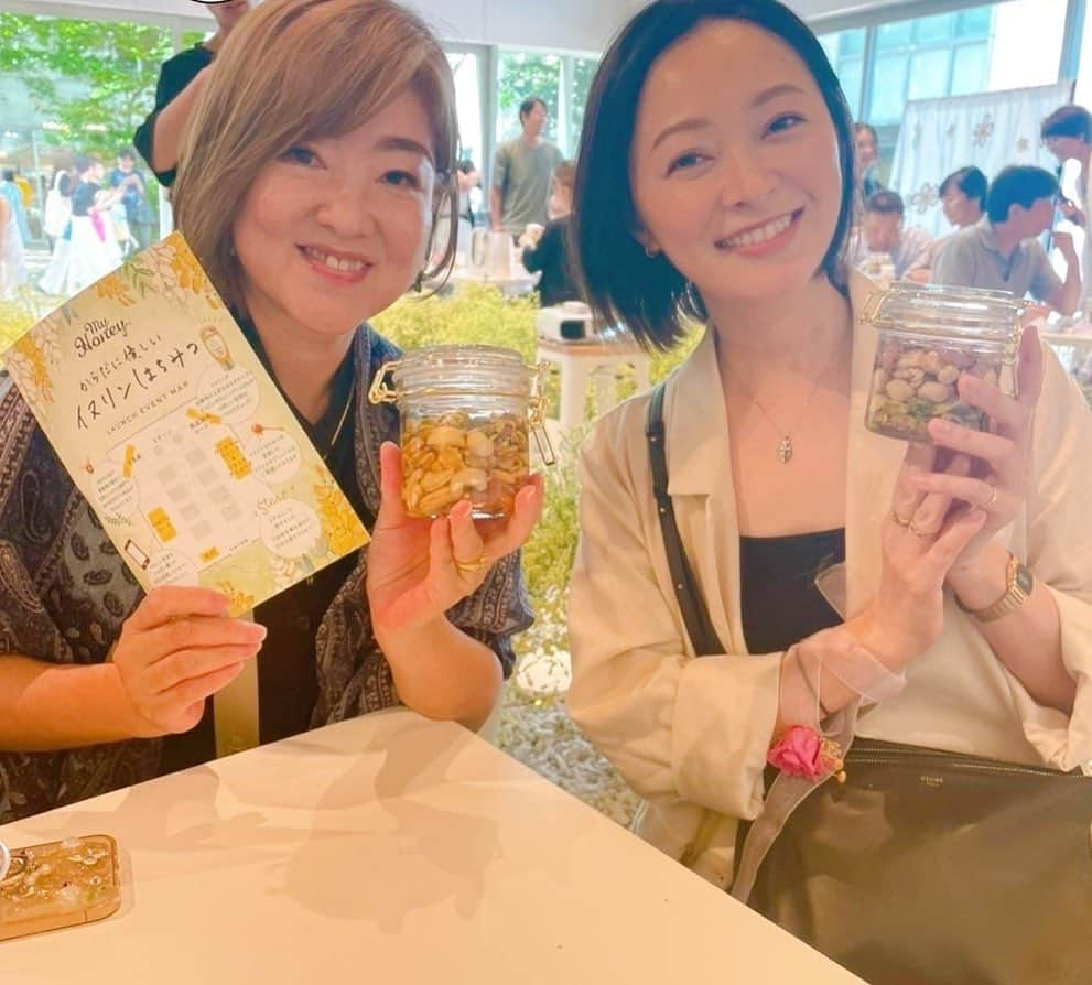 市井紗耶香さんのインスタグラム写真 - (市井紗耶香Instagram)「. 先日行われたマイハニー @myhoney_official 新作発表会の様子🐝 日頃から美味しく頂いているはちみつの 発表会ですから参加できるを楽しみに待っていました♪ 食後の血糖値の上昇を緩やかにしてくれるんですって。ほんと、はちみつって奥が深い🍯 この日ナッツの詰め合わせもあってはじめましてのよしみさんと一緒に📷💕 @sugou.yoshimi  子育て話に花が咲きました🌸  トークショーではご主人の菅生さんも ご登壇されていました（写真2✨） 菅生さんは舞台も観に来てくださったり とっても愛に溢れた方☺️  はちみつが繋いだ素敵なご縁💕 めぐさん @meg_asada  いつもありがとう〜🫶🐝🫶  #ハチミツ #マイハニー #イヌリン #イヌリンはちみつ #機能性表示食品  #健康 #笑顔 #感謝 #市井紗耶香」8月9日 9時09分 - sayakaichii