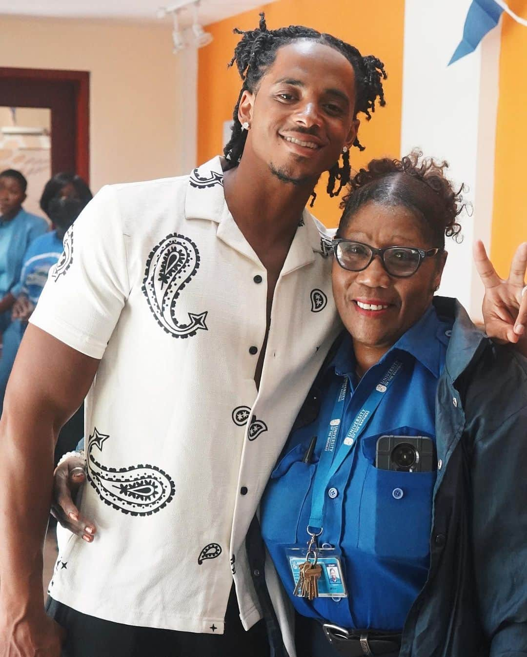 コーデル・ブローダスさんのインスタグラム写真 - (コーデル・ブローダスInstagram)「Truly honored to be the special guest speaker At the University of Bahamas 🇧🇸  I spoke to the kids at orientation and I’m currently working on donating resources to the music and arts department alongside @tezos it felt good giving game to my people much love ! UBBBBBBBBBBBB 🎥 @wowkoby」8月9日 9時11分 - cbroadus