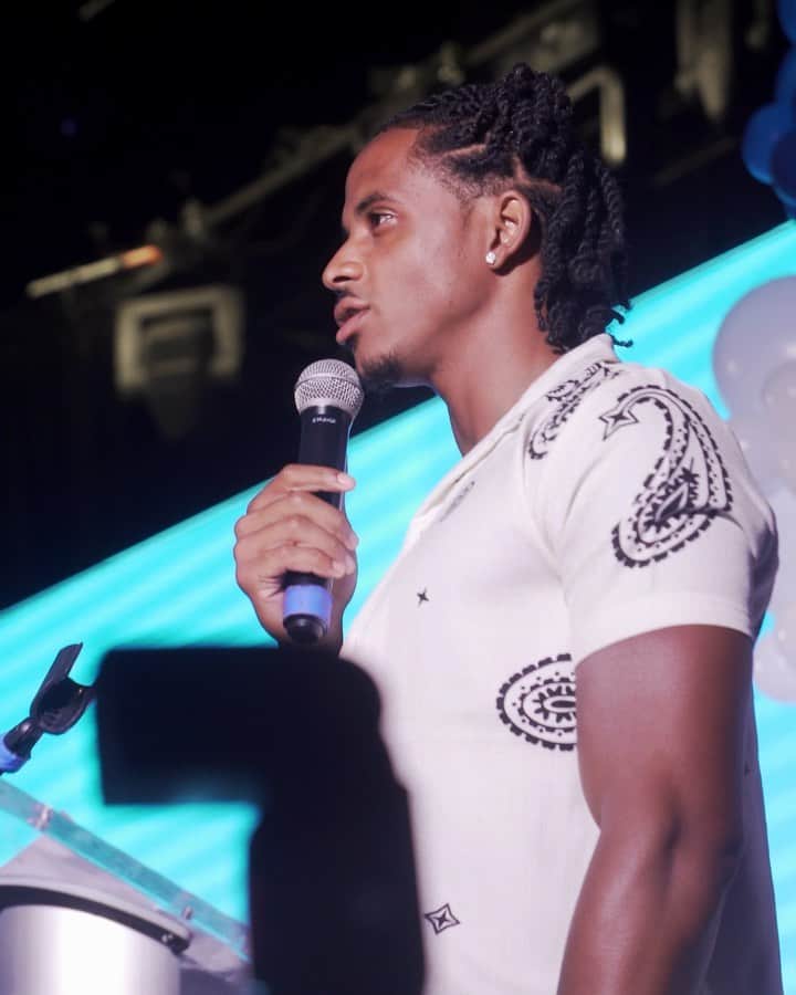 コーデル・ブローダスのインスタグラム：「Truly honored to be the special guest speaker At the University of Bahamas 🇧🇸  I spoke to the kids at orientation and I’m currently working on donating resources to the music and arts department alongside @tezos it felt good giving game to my people much love ! UBBBBBBBBBBBB 🎥 @wowkoby」