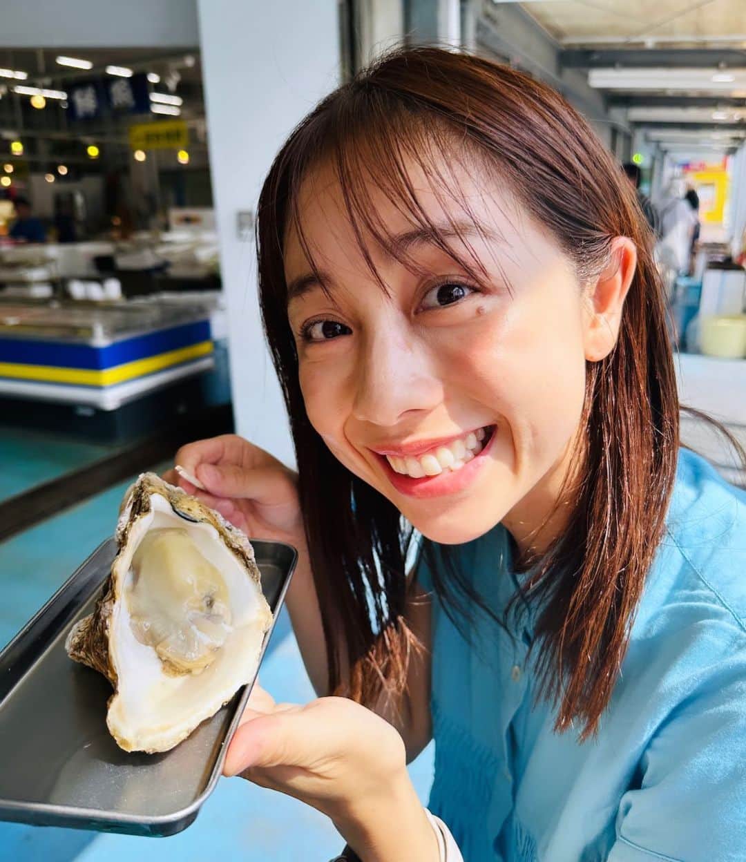 鈴木あきえのインスタグラム：「どっひゃー🩵  ここどこか分かります❓😍🍑  #ずっと来てみたかった場所 #生牡蠣 #財布が許せば無限に食べたい」