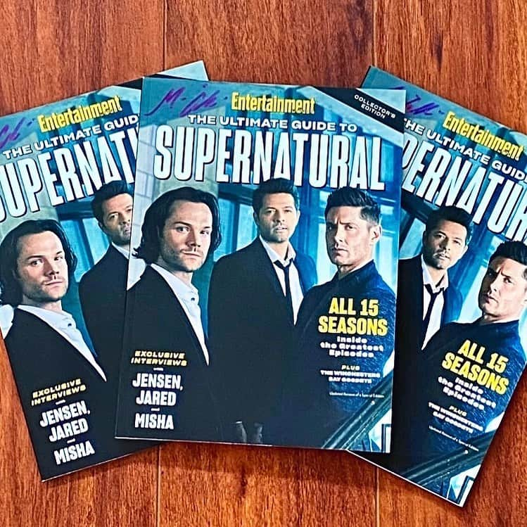 ミーシャ・コリンズのインスタグラム：「I found a few more magazines that I don’t need in another box in my garage (but I scribbled my name on them anyway). Text me “YARD SALE” if you want one: (323) 405-9939  LINK IN BIO」