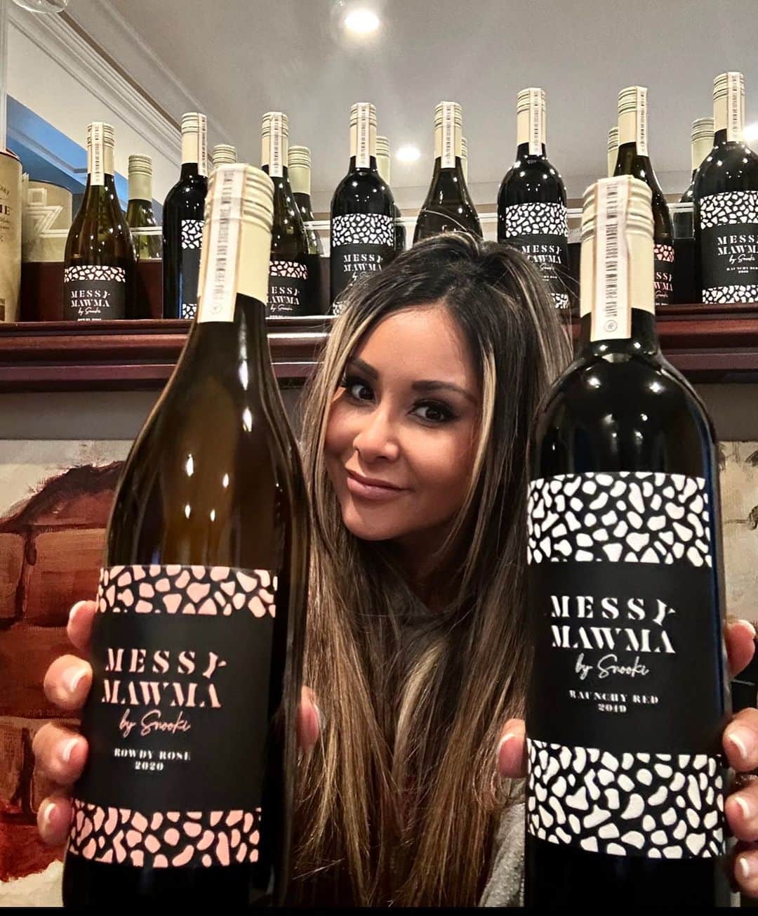 ニコール・ ポリッツィのインスタグラム：「Andddd it’s a MESSY MAWMA kinda night. Shall i do ROWDY ROSÉ OR RAUNCHYYYYY RED?! 🍷」