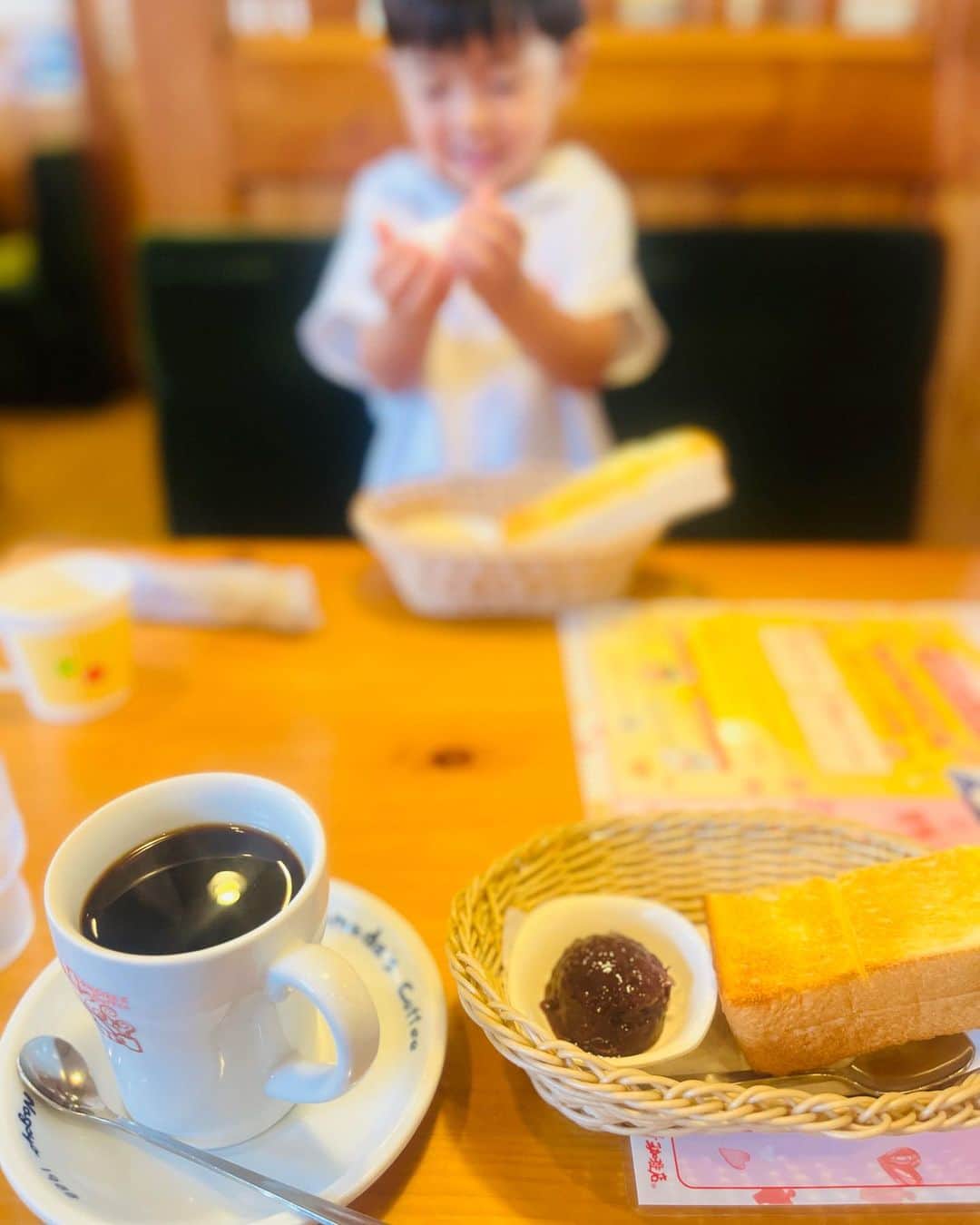 清澤恵美子のインスタグラム：「朝ご飯は2人でコメダ珈琲でモーニング😄非日常が楽しい笑笑」