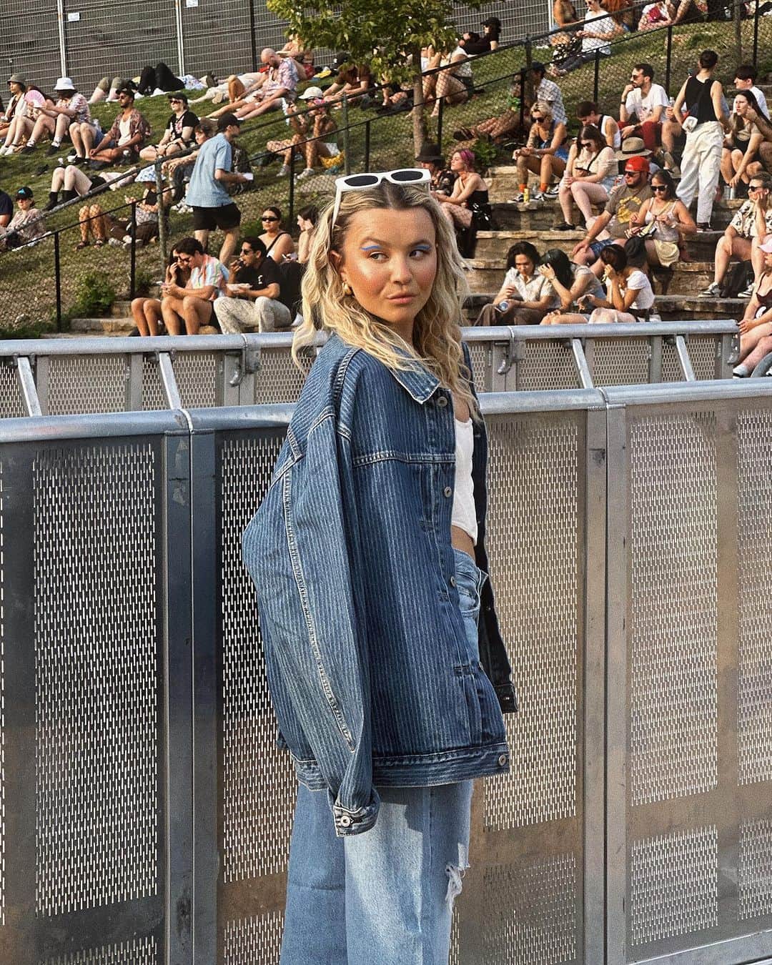 トーリ・ウェブスターのインスタグラム：「baggy denim, for everyone  👀📸🎞️💥   when you’re rocking @levis — the timeless leading denim brand, you’re only ever met with effortless style and comfort even when shopping in the men’s section 😉💗👖  #LiveInLevis」
