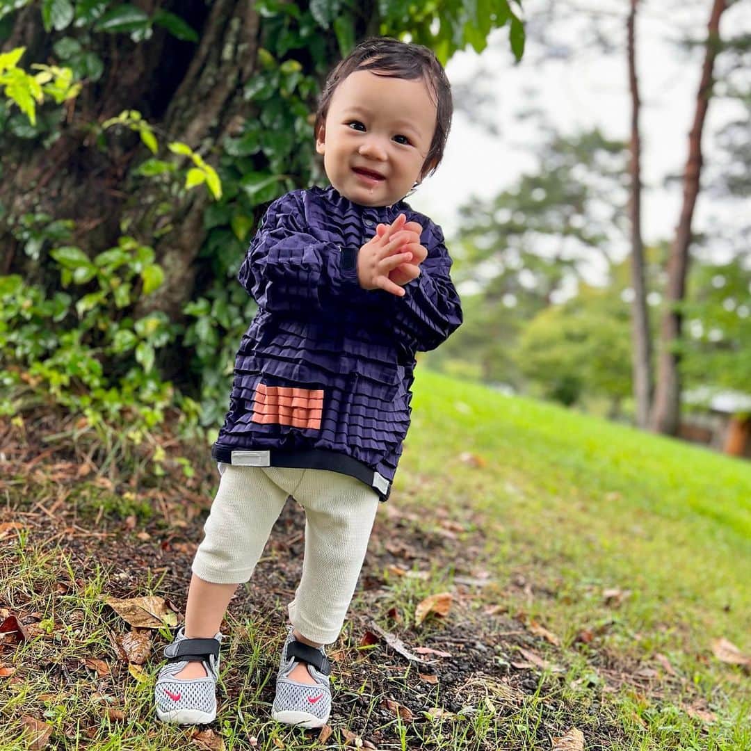 越智千恵子のインスタグラム：「イギリス発🇬🇧“成長する子供服”『PETIT PLI(プチプリ)』が日本初上陸！  ・日本の折り紙からヒントを得たという独特なプリーツ生地が画期的でかっこいい🙌 ・成長に合わせて伸びるから0歳から9歳まで着用できる👏(3サイズ展開) ・とっても軽くて丈夫な防水加工。洗濯もOKで機能的🎯  これぞ着るサステナブル。きょうだいで長く使えるしサイズ選びに迷わないのでプレゼントなどにも喜ばれる事間違いなしです。うちも長く愛用したいと思います✨  @petit.pli.jp  #petitpli #成長する子供服 #PR」