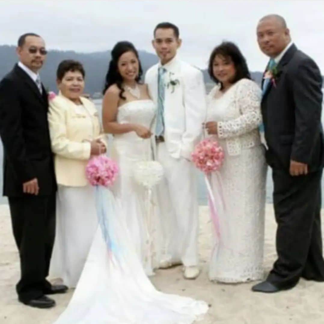 Noito Donaireのインスタグラム：「Happy 15 yr anniversary(to freeze this day) ..spent 10k bc thats all we could afford. Ppl held their breathes waiting for 5 years for us to divorce to the point rache drove me to the court house n told me to file, me keep the money n leave her alone. I held her n said no. 2 kids later, ups and downs in career, and countless smiles...I love the family I have built with @racheldonaire .  You best be sure I'm going to fight for it.  Thank you for all those who lift us up and support us.  To the haters...yea bro, I'd be jealous too.」