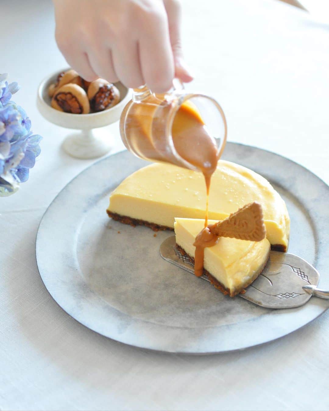 masayoさんのインスタグラム写真 - (masayoInstagram)「2023.8.9 + @piscuit78 ちゃんが 作ってきてくれた チーズケーキ。 ボトムはロータスで カラメルクリームを たらりんして♡ すご〜く美味しいかった^^ ・」8月9日 9時51分 - masayo_san