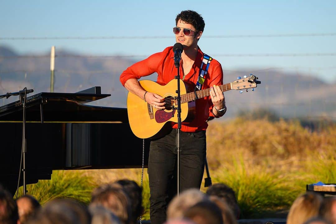 ダレン・クリスさんのインスタグラム写真 - (ダレン・クリスInstagram)「what a sunny & serene setting to sing a scrappy & somewhat spontaneous set of songs from the stage & screen. 🍷 ☀️ 🎶   thank you @bwayandvine for having me, @bobmc for the 📸 and @carnerosresort for hosting all of us . Was a lovely time. 😎  7/28/23 #latergram」8月9日 9時53分 - darrencriss