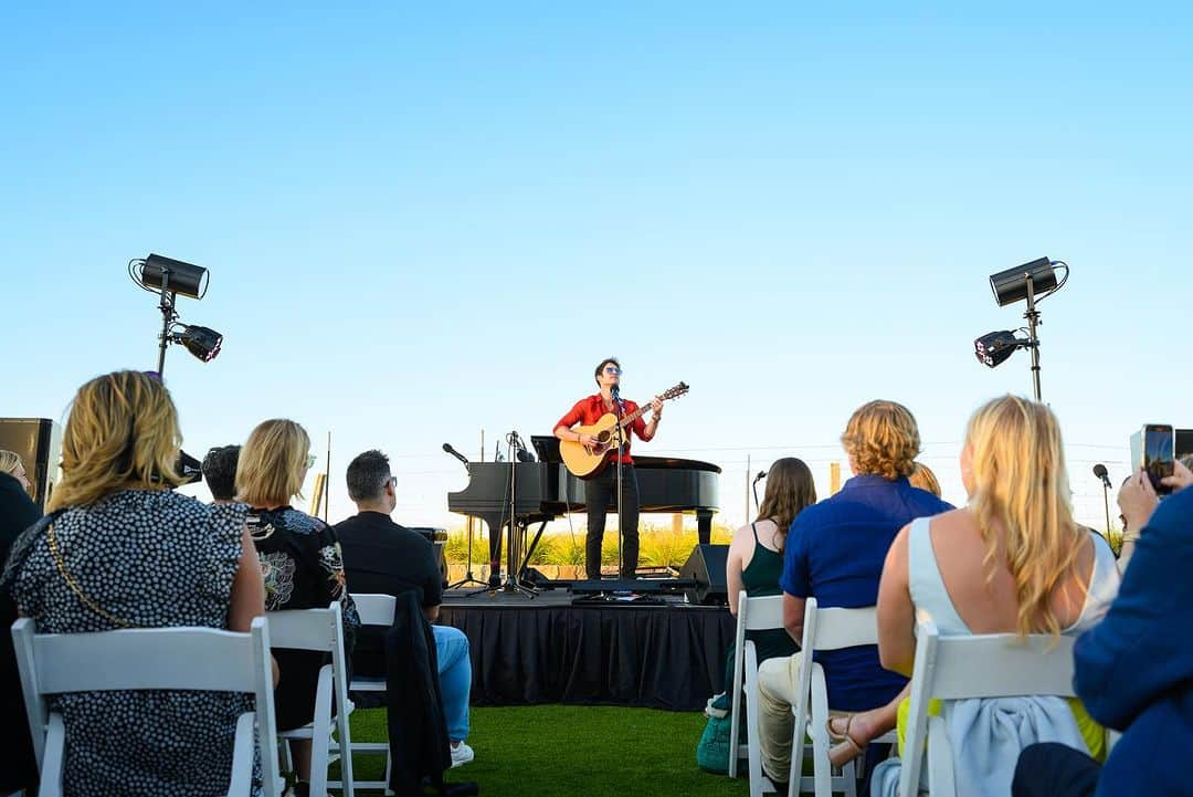 ダレン・クリスさんのインスタグラム写真 - (ダレン・クリスInstagram)「what a sunny & serene setting to sing a scrappy & somewhat spontaneous set of songs from the stage & screen. 🍷 ☀️ 🎶   thank you @bwayandvine for having me, @bobmc for the 📸 and @carnerosresort for hosting all of us . Was a lovely time. 😎  7/28/23 #latergram」8月9日 9時53分 - darrencriss