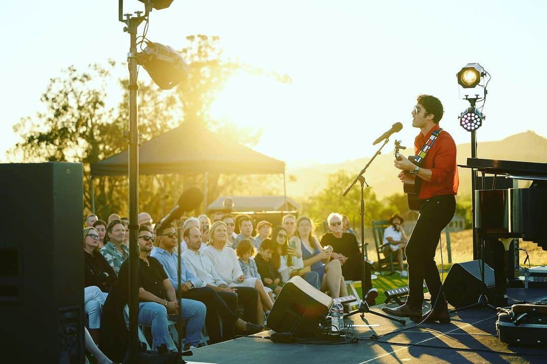 ダレン・クリスのインスタグラム：「what a sunny & serene setting to sing a scrappy & somewhat spontaneous set of songs from the stage & screen. 🍷 ☀️ 🎶   thank you @bwayandvine for having me, @bobmc for the 📸 and @carnerosresort for hosting all of us . Was a lovely time. 😎  7/28/23 #latergram」