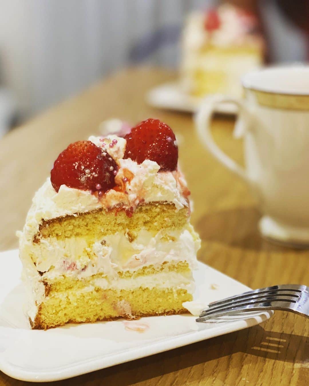 佐藤祐基さんのインスタグラム写真 - (佐藤祐基Instagram)「#8月8日 は奥さんのバースデー。 苺のショートケーキをご所望でしたので人生初のケーキを作ってみました。 不恰好ですが…喜んでもらえて何より。  #たんじょうびけーき  #こんな時期にイチゴなんてどこにもない #冷凍イチゴに感謝」8月9日 9時54分 - sa_too222