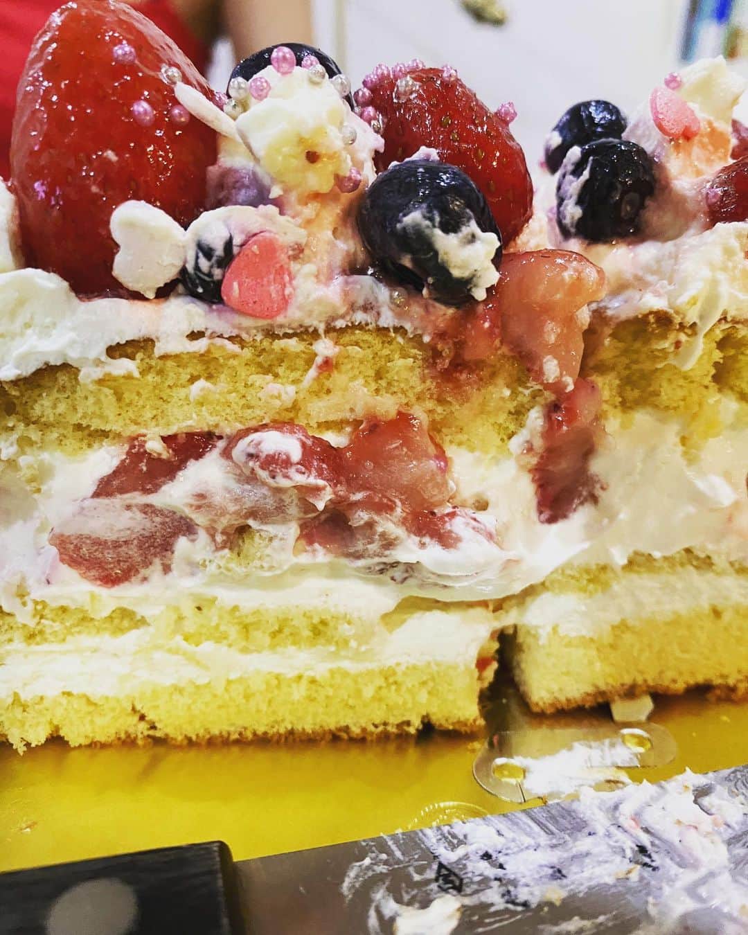 佐藤祐基さんのインスタグラム写真 - (佐藤祐基Instagram)「#8月8日 は奥さんのバースデー。 苺のショートケーキをご所望でしたので人生初のケーキを作ってみました。 不恰好ですが…喜んでもらえて何より。  #たんじょうびけーき  #こんな時期にイチゴなんてどこにもない #冷凍イチゴに感謝」8月9日 9時54分 - sa_too222