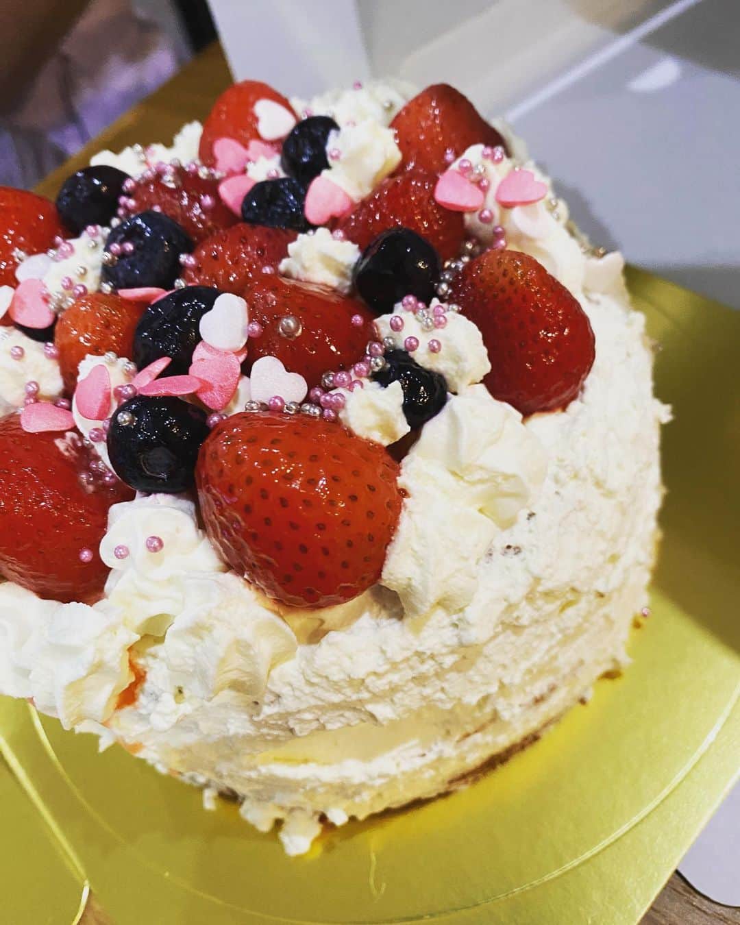 佐藤祐基のインスタグラム：「#8月8日 は奥さんのバースデー。 苺のショートケーキをご所望でしたので人生初のケーキを作ってみました。 不恰好ですが…喜んでもらえて何より。  #たんじょうびけーき  #こんな時期にイチゴなんてどこにもない #冷凍イチゴに感謝」