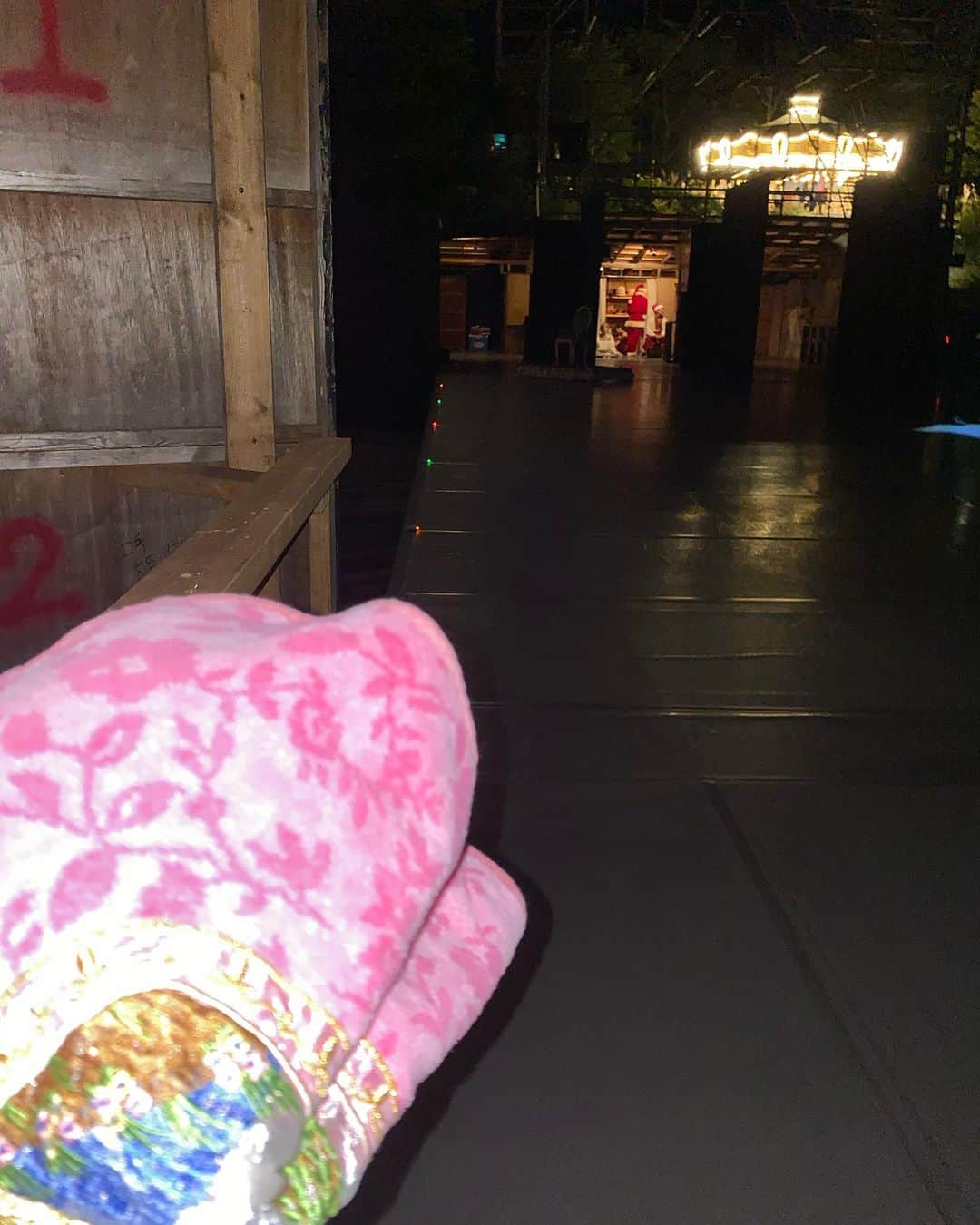 上野水香さんのインスタグラム写真 - (上野水香Instagram)「Kiyosato days….  1  メイク中 2  楽屋から客席と舞台が見える 3  スタッフさんロピ席ありがとうございます🐢 4 🐢から見た舞台。明るく見えるのは萌木の村のメリーゴーランド🎠 5  衣装 6 ファンの方のお手紙に手作りのチュチュの飾り。すごく可愛い 7 🐢の風鈴　さっそく家に飾りましたよー 8  クララちゃんからのプレゼントはラデュレの金平糖💕 9  ホテルの前の野辺山駅は日本の全ての鉄道駅の場所の中で一番の標高。最高地点。そこにある幸せの鐘を鳴らしてきたよ。 10  ハート型に見える雲が可愛い。  色々撮ったなーー📸 清里ミニアルバムでしたー」8月9日 10時06分 - mizukaueno