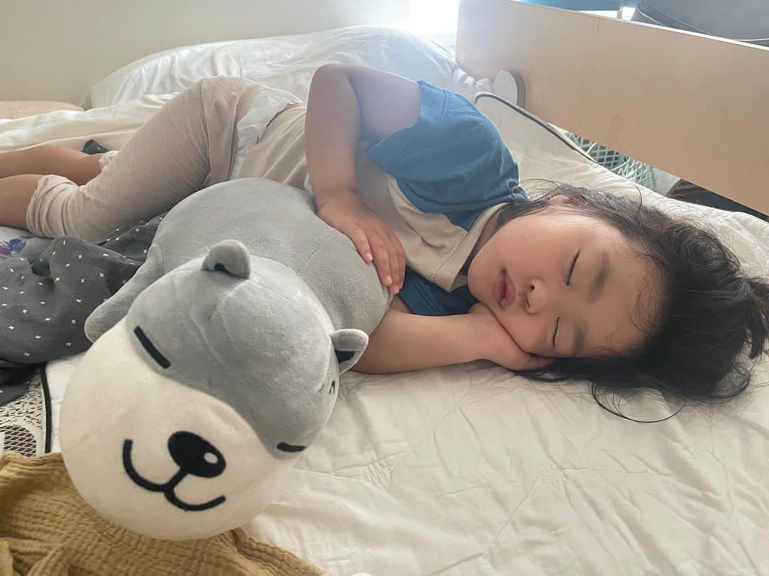 イ・ユンジのインスタグラム：「일어날지말지생각중인것같소울. 오늘하루도 애기들 화이팅」