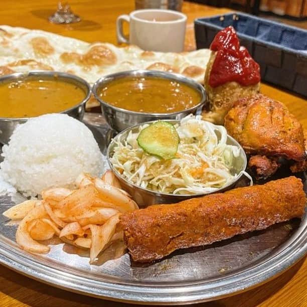 のインスタグラム：「インドから仕入れたスパイスを使った本格的な辛さを堪能できる『ガンディ』。  記事「船橋『ガンディ』で体験する北インドの本格的な辛いカレー」より。  #さんたつ #散歩の達人 #カレー #ランチ #船橋 #グルメ」