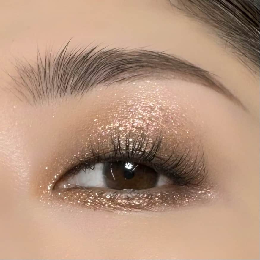 ボビイ・ブラウンさんのインスタグラム写真 - (ボビイ・ブラウンInstagram)「【オンライン限定セット】SMOKEY BRONZE EYE - リゾートで華やかさを演出するスモーキーなブロンズアイ🌴 ハイインパクトな輝きで大胆かつ華やかな印象に。  《 #スモーキーブロンズアイセット 》トート バッグが付いたお得なセット ロングウェア クリーム シャドウ スティック #ブロンズ #ゴールデンブロンズ ロングウェア ブロー ペンシル #エスプレッソ リュクス アイシャドウ #サンフレア  Photo by @bbpro_jp_miki.fujima  #SummerEyesFesta #BOBBIBROWN #ボビイブラウン #SmokeyBronzeEyeSet #アイメイク #アイシャドウ #ブロー #ロングウェアクリームシャドウスティック #リュクスアイシャドウ #夏メイク #ウォータープルーフ #夏コスメ #ロングウェアブローペンシル #ブローペンシル #眉メイク」8月9日 10時00分 - bobbibrownjapan