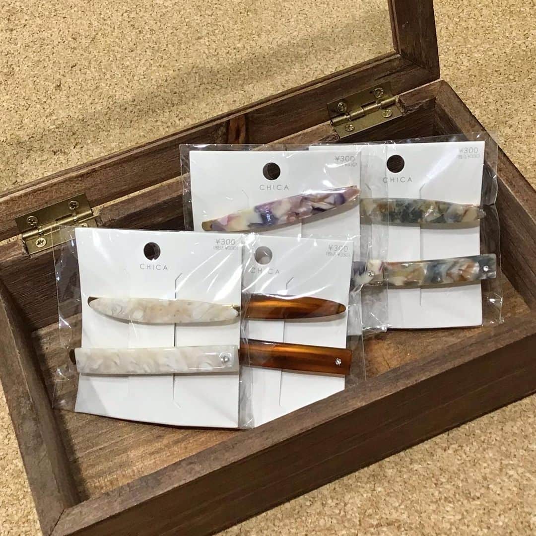 3COINS lN LUMINEのインスタグラム：「こんにちは☀️  3COINSルミネ大宮店です！  アクセサリーの新商品が入荷致しました💌  ☑︎ストーン付きヘアピン2個セット 　( col：IV / BR / PK / BL )  アクセサリー各種　300円(税込330円)  他にも新商品多数入荷致しております🎀  ぜひこの機会にご覧ください💫  ご来店お待ちしております🌷  店舗により入荷日・在庫状況が異なります。 お気軽にお近くの店舗までお問い合わせください。 ※3COINS＋plus那覇メインプレイス店 3COINS＋plus沖縄パルコシティ店 3COINS＋plusイオンモール沖縄ライカム店は、木曜日発売です。  #3COINS#3COINS新商品#スリコ #スリコ新商品 #アクセサリー販売 #ルミネ大宮」