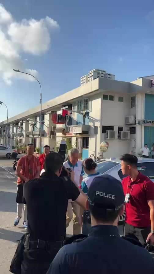 リー・シェンロンのインスタグラム：「#HappeningNow: PM Lee Hsien Loong and residents at the Teck Ghee National Day Observance Ceremony 2023. Happy 58th Birthday, Singapore! 🇸🇬  (PMO Video by Yong Sheng)」