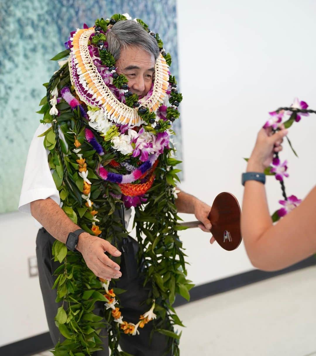 ハワイアン航空さんのインスタグラム写真 - (ハワイアン航空Instagram)「Yesterday, A330 Capt. Rodney Chun piloted his last flight with us, arriving in Honolulu from Boston to an overflow of well wishes and flower lei. 🌺 "Captain Rod" has played an integral part in our Team Kōkua events and is known for helping teammates across workgroups complete tasks to ensure a safe and timely flight. He has championed and represented our value of lōkahi (collaboration) extremely well.   With aloha and a fond mahalo, Captain Rod, we wish you a happy retirement! 💜  #PualaniProud #HawaiiFliesWithUs」8月9日 10時12分 - hawaiianairlines