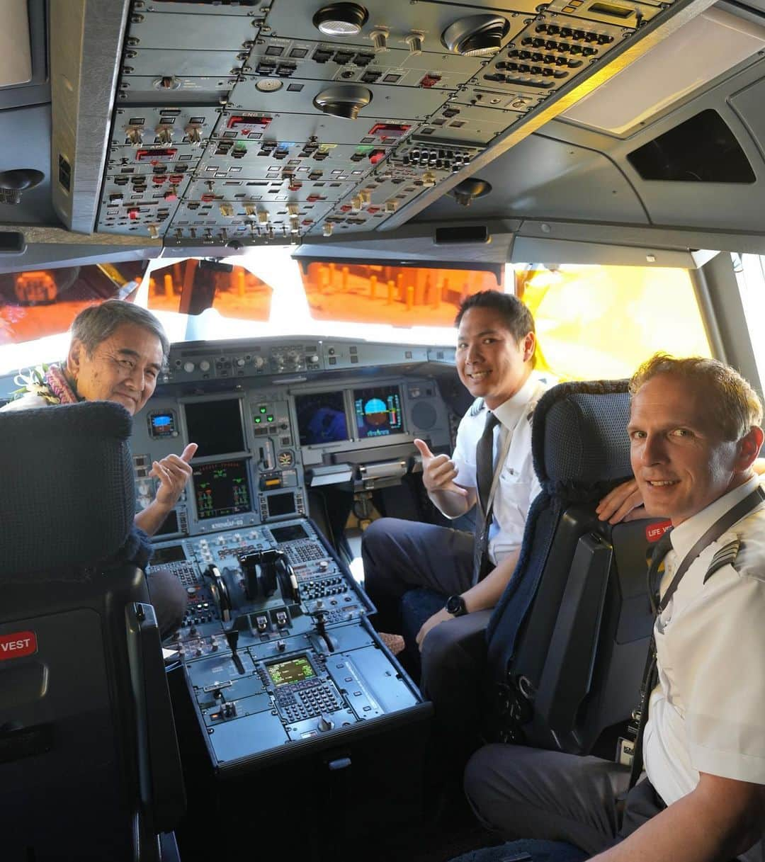 ハワイアン航空さんのインスタグラム写真 - (ハワイアン航空Instagram)「Yesterday, A330 Capt. Rodney Chun piloted his last flight with us, arriving in Honolulu from Boston to an overflow of well wishes and flower lei. 🌺 "Captain Rod" has played an integral part in our Team Kōkua events and is known for helping teammates across workgroups complete tasks to ensure a safe and timely flight. He has championed and represented our value of lōkahi (collaboration) extremely well.   With aloha and a fond mahalo, Captain Rod, we wish you a happy retirement! 💜  #PualaniProud #HawaiiFliesWithUs」8月9日 10時12分 - hawaiianairlines