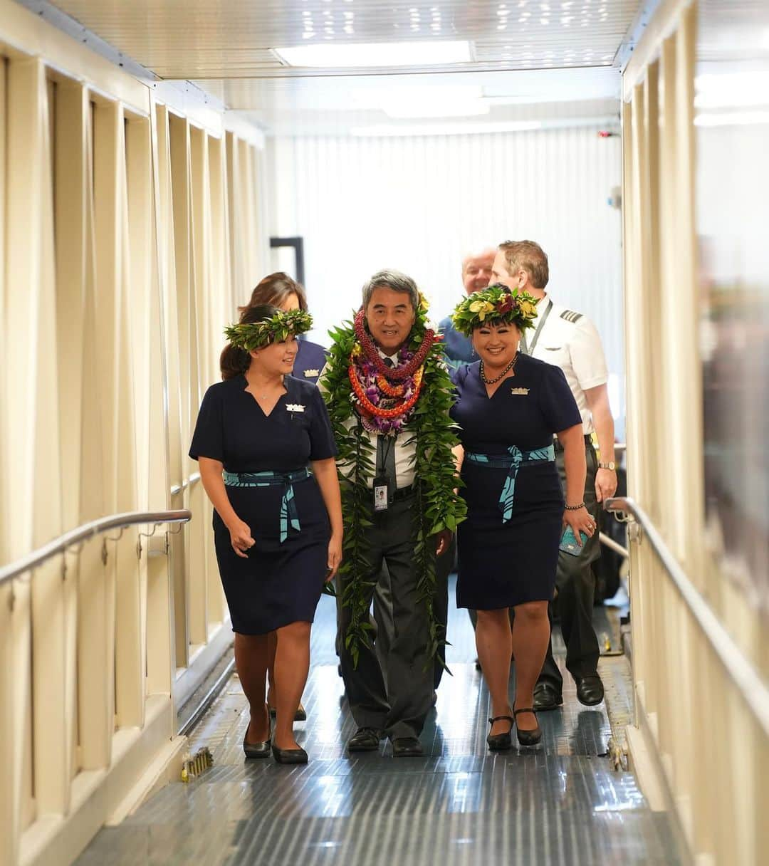 ハワイアン航空さんのインスタグラム写真 - (ハワイアン航空Instagram)「Yesterday, A330 Capt. Rodney Chun piloted his last flight with us, arriving in Honolulu from Boston to an overflow of well wishes and flower lei. 🌺 "Captain Rod" has played an integral part in our Team Kōkua events and is known for helping teammates across workgroups complete tasks to ensure a safe and timely flight. He has championed and represented our value of lōkahi (collaboration) extremely well.   With aloha and a fond mahalo, Captain Rod, we wish you a happy retirement! 💜  #PualaniProud #HawaiiFliesWithUs」8月9日 10時12分 - hawaiianairlines