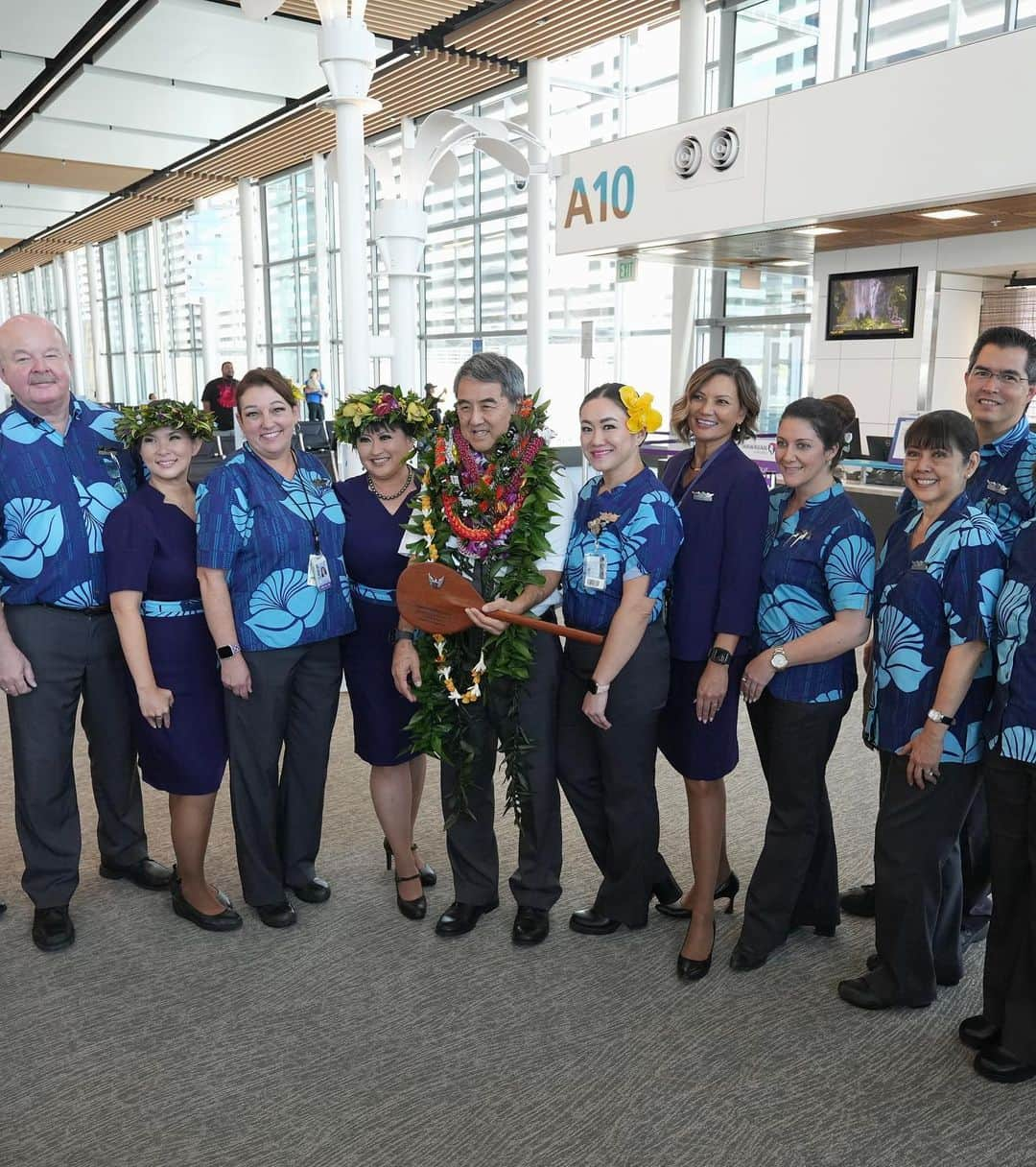 ハワイアン航空さんのインスタグラム写真 - (ハワイアン航空Instagram)「Yesterday, A330 Capt. Rodney Chun piloted his last flight with us, arriving in Honolulu from Boston to an overflow of well wishes and flower lei. 🌺 "Captain Rod" has played an integral part in our Team Kōkua events and is known for helping teammates across workgroups complete tasks to ensure a safe and timely flight. He has championed and represented our value of lōkahi (collaboration) extremely well.   With aloha and a fond mahalo, Captain Rod, we wish you a happy retirement! 💜  #PualaniProud #HawaiiFliesWithUs」8月9日 10時12分 - hawaiianairlines