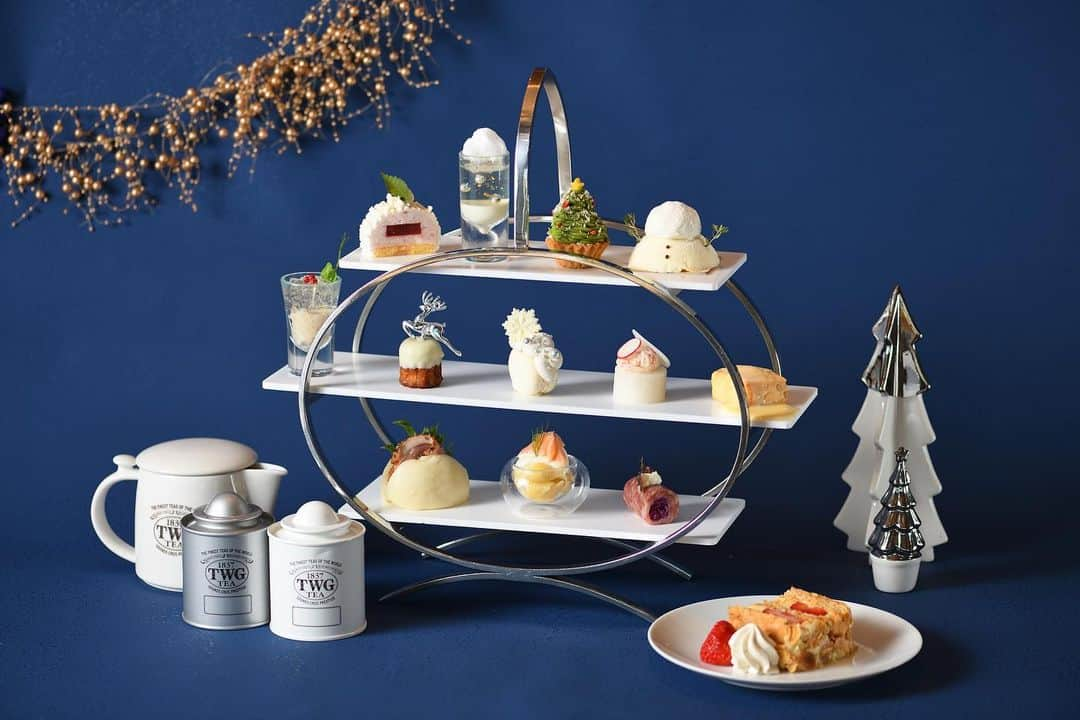 ザ・グラン銀座　(THE GRAND GINZA) のインスタグラム：「🎄🎅🎁  2023年11月1日(水)〜12月31日(日)  ＜Xmas 2023＞White Afternoon Tea -サンタクロースヴィレッジ-  ___________________________  一面の銀世界、雪化粧をしたもみの木、夜空に輝くオーロラ、街のいたるところに飾られるクリスマス飾りやスノーマン。今年のクリスマスは、「サンタクロースヴィレッジ」をテーマにしたアフタヌーンティーをご用意しました。 ホワイトを基調にしたクリスマスらしいモチーフのスイーツやセイボリーが並び、幻想的でメルヘンな世界観を表現。もちろん名物の苺のミルフィーユも楽しめる、大満足のラインナップです。  ▼THE GRAND LOUNGE http://www.grandginza.com/lounge/  ▼料金 ・アフタヌーンティーセット：5,200円 ・グラスシャンパン付アフタヌーンティーセット：6,700円 　(消費税込・サービス料別) 　※サービス料10%  ▼開催期間 2023年11月1日(水)〜12月31日(日)  ▼ご予約はこちら 🔍@the_grand_ginza の 　プロフィールリンクより   ▼メニュー内容 ■アミューズ クリームシチューとチーズボール  ■スタンド （上段） 白いブッシュ・ド・ノエル ～かまくら～ 杏仁とオーギョーチーのヴェリーヌ ～スノードーム～　 ピスタチオのモンブラン ～クリスマスツリー～ フロマージュブランムース～雪だるま～  （中段） ホタテのタルタル　柑橘香るクリアなジュレ 白いベールをまとったカヌレ～雪山～ ホワイトマカロン～雪景色～ 魚介のムースとカニのエフィロシェ ホワイトチョコのスコーン  （下段） 鴨のパストラミのオープンサンド サーモンとコンキリエ　クリームソース ローストビーフと野菜のマリネのルーロー　レフォールソース  ■苺のミルフィーユ 銀座マキシムのレシピで再現！ 苺のミルフィーユ(ハーフサイズ)  ▼DRINK MENU ・コーヒー（ホット／アイス） ・アメリカンコーヒー ・エスプレッソ ・カフェラテ（ホット／アイス） ・カプチーノ ・TWG Tea 10種以上  #銀座 #銀座シックス #ザグラン銀座 #グラン銀座 #thegrandlounge #東京カフェ #東京カフェ部 #スイーツ部 #スイーツテロ #スイーツ #デザート #クリスマスアフタヌーンティー#afternoontea #アフタヌーンティー #ヌン活 #苺のミルフィーユ #カフェ #銀座カフェ #カフェスタグラム #カフェ巡り #カフェ好き #thegrandginza #grandginza #ginza #ginzasix #followme」