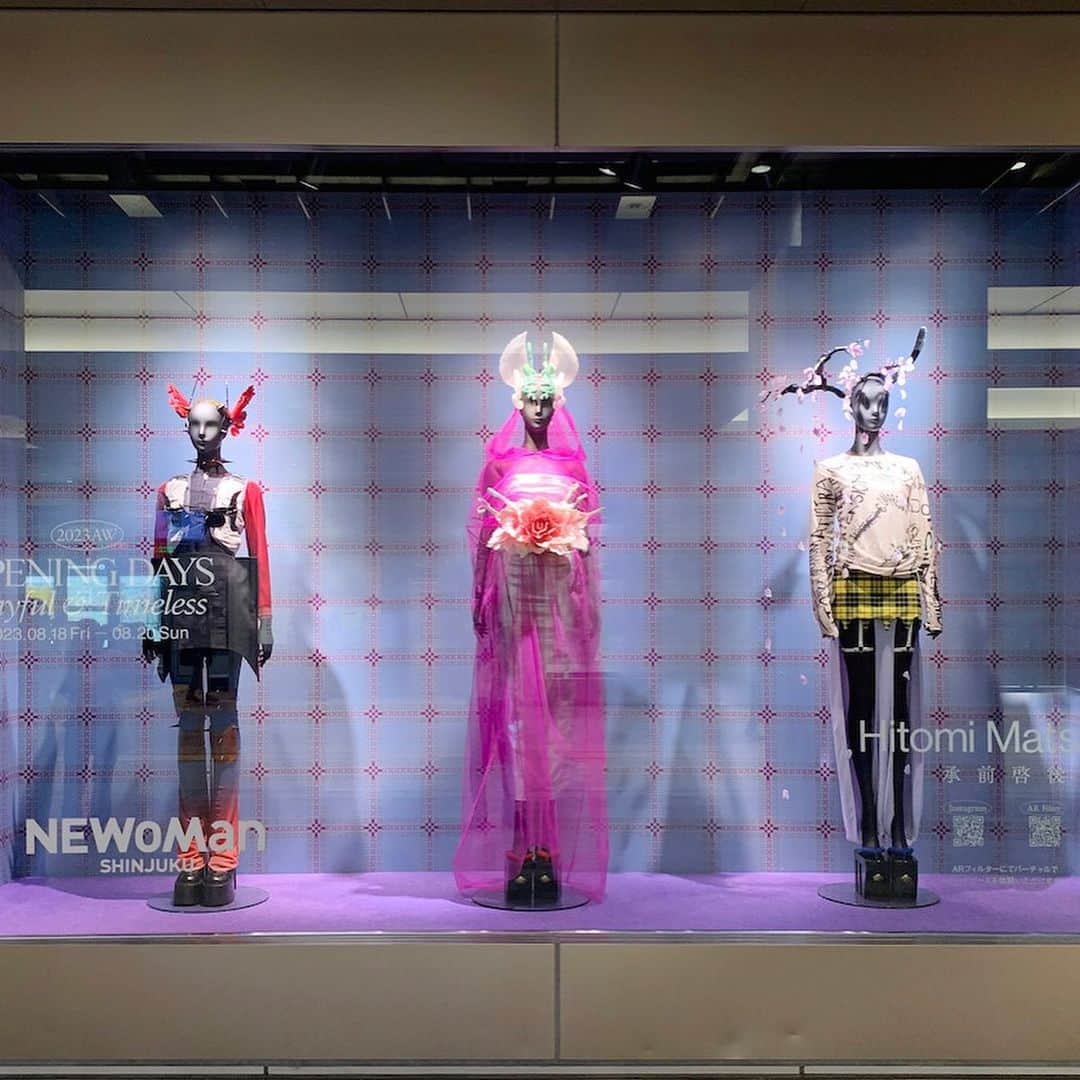 WWDジャパンさんのインスタグラム写真 - (WWDジャパンInstagram)「ニュース：New JeansやRed Velvetも着用　ヘッドピースを手がける作家、松野仁美がニュウマン新宿で展示  ヘッドピースを手がけるヘアメイクアップアーティストの松野仁美は、10月2日までニュウマン新宿のウィンドウに作品を展示する。これまでNewJeansのアクセサリーやRed VelvetのヘッドピースなどK-POPアーティストの衣装を制作したほか、あいみょんが今年リリースしたアルバム「愛の花」のアートワークにも携わった。今回のウィンドウでは3Dプリンターを用いた新作を展示する。桜など自然のモチーフや古典的なデザインをデジタルで表現し、装う力を表現する。  また、8月18〜20日にはニュウマン新宿3階にも展示ブースを広げる。来場客はARでアートピースを身に着けることができ、写真撮影した人には先着でオリジナルシールをプレゼントする。19日には音楽家でミュージシャンのMaika Loubteとトークイベントを開催する。  ■アートピース ウィンドウディスプレイ 日程：8月2日〜10月2日 場所：ニュウマン新宿2階 メインエントランス横ショーウィンドウ 住所：東京都新宿区新宿4-1-6  ■AR・作品展示 日程：8月18日〜20日 場所：ニュウマン新宿3階 「ドローイング ナンバーズ（DRAWING NUMBERS）」奥スペース  ■トークイベント 日程：8月19日16:00〜17:00 場所：ニュウマン新宿1階 「ブルーボトルコーヒー（BLUE BOTTLE COFFEE）」横 ゲスト：Maika Loubte  詳細は @wwd_jp プロフィールのリンクから  #松野仁美#ヘッドピース#ヘアメイクアップアーティスト#ヘアメイク#newjeans#愛の花#3dプリンター#ニュウマン新宿#ニュウマン#newoman」8月9日 10時24分 - wwd_jp