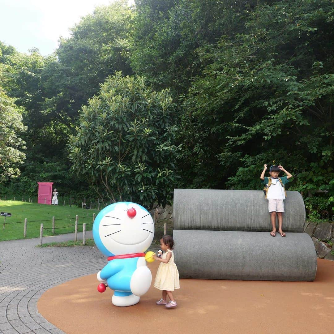 中川珠里のインスタグラム：「. 行き先伝えずサプライズでドラえもんミュージアムへ🤞🏽  2人共通で大好きなドラえもん。 大変喜んでくれて嬉しかったぁ  タケコプターはここでGETしたよっ  初めの展示スペースは見もせず素通りで笑 広場とカフェにしかいなかったな！  帰りは東名の酷な事故渋滞にハマり 帰宅に2時間半かかったよ..🫠  #ドラえもんミュージアム」