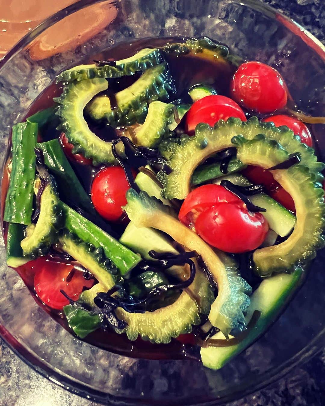 田中理恵のインスタグラム：「夏に最高😆🥒🍅 ゴーヤときゅうりとトマトと塩昆布 美味しい酢につけただけ🤣  夏バテの方にもおすすめ😚」