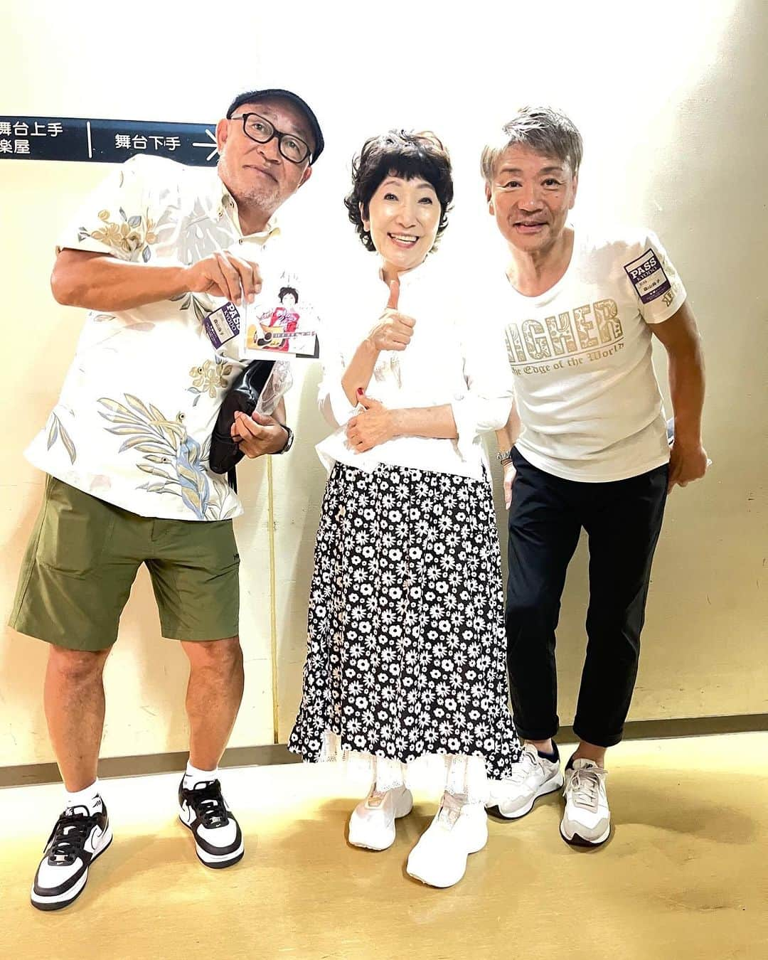 川上じゅんのインスタグラム：「みやっち #日本酒弘大 のメンバーと#森山良子 さん♪🎶♪のライブコンサートへ 吹田メイシアター 楽屋おじゃましました😅 CD💿にサインしていただきました😊 #川上じゅん 森山良子さん🎤唄 素晴らしかったですネ♪🎶♪」