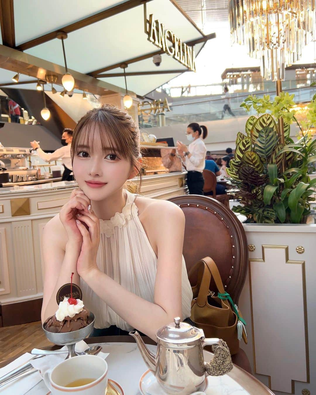 ゆめのインスタグラム：「カフェ☕️🍰  マリーナベイサンズのショッピングモールにあるANGELINAってとこ🥰  雰囲気も良くて、デザートも美味しくておすすめ🍨 常に人並んでて混んでるけど😂😂  #シンガポール #マリーナベイサンズ」