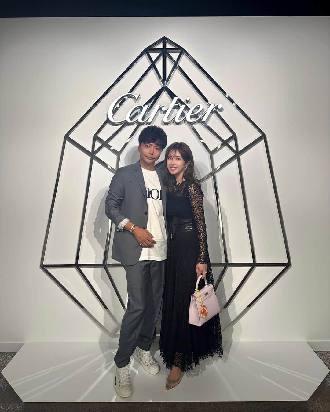 舟山久美子（くみっきー）のインスタグラム：「夫婦で久しぶりにおめかししておデート行ってきたよー🫶  カルティエハイジュエリー受注イベント『Cartier Salon 』と言って世界中から素晴らしいジュエリーと、ルースが集まる場所💎  ものづくり好きなわたしとしては、職人さんの想いや、そのこだわりにただただ心ときめきが止まらなかったよぉ🥹🙏✨  歳を重ねる度、歴史や物語に恋をして、それに対価を払える人でありたいと思う。  カルティエの歴史をとハイジュエリーの魅力を存分に味わえる時間が、夢のようでした👏🏻  そして、一番最後のオパールが、息を呑む美しさで 惚れ惚れ😌🤍🤍🤍  #カルティエ　#カルティエハイジュエリー　#コーディネート　#夫婦 #夫婦デート　#夫婦コーデ #ファッションコーディネート　#大人ファッションコーデ #Cartier #くみっきー」