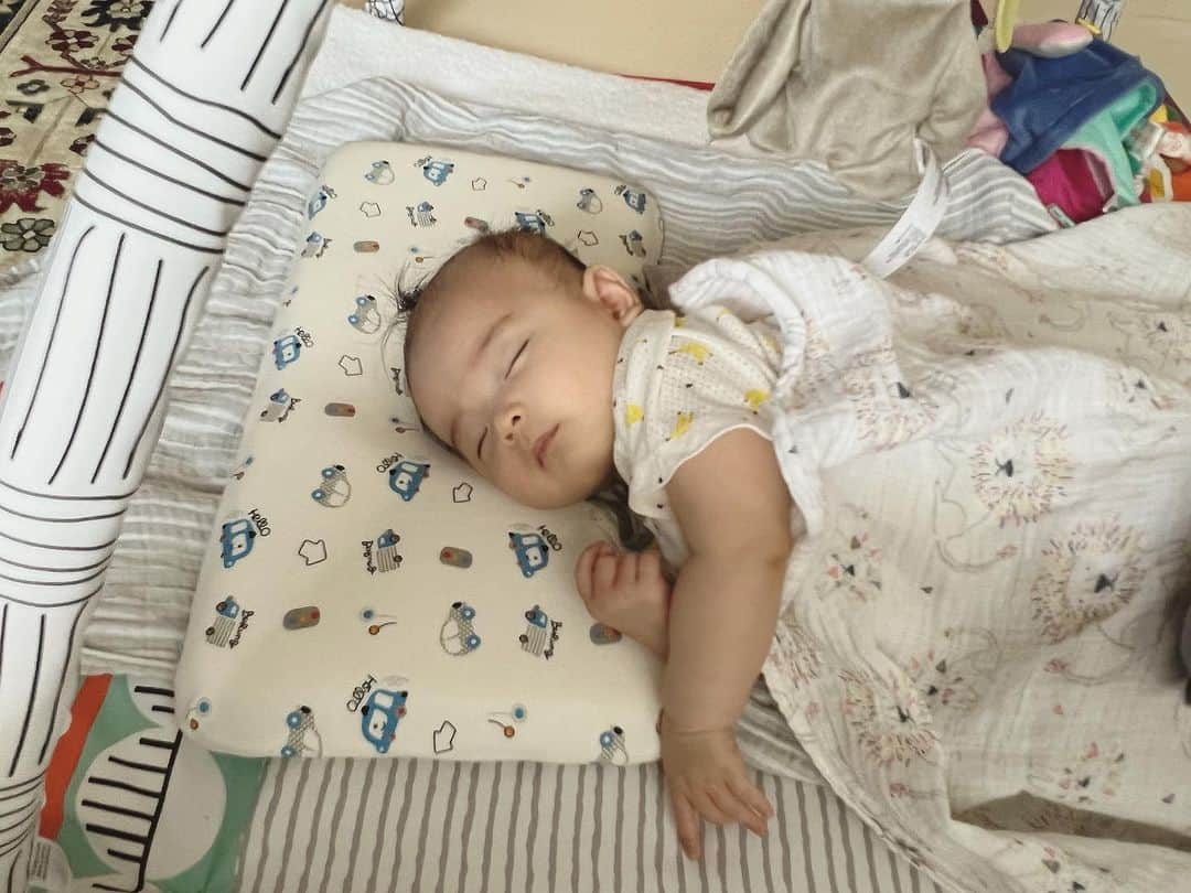 田中理恵のインスタグラム：「最近、授乳後の吐き戻しが多い僕です✌️ 飲み過ぎかな🫣🤭 寝る時はちょっと横向けて寝ましょう‼️」