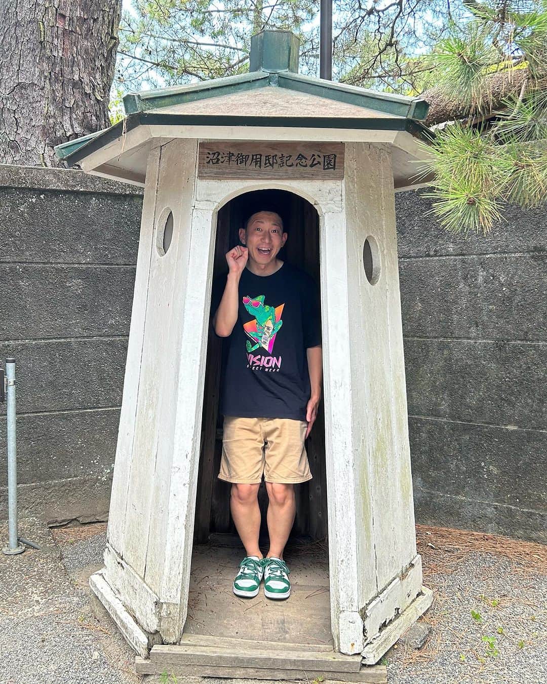 うえたけのインスタグラム：「作品タイトル「小屋暮らし3年の男🛖」  今日の沼津🐟 #御用邸記念公園  #伊豆・三津シーパラダイス #いずみとしーぱらだいす  この通り来たなら御用邸からのシーパラは外せませんなぁ✨ 情緒溢れる景色に感動を憶えてから自然の逞しさを想う🗾そんな沼津を感じれるコースです🛤️ まだまだ魅力溢れるスポット沢山ありますから色々寄ってみて下さい💁‍♀️」