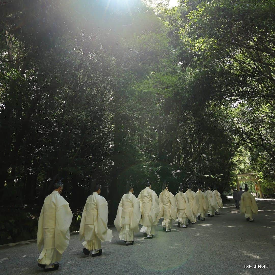 伊勢神宮のインスタグラム：「#伊勢神宮 #神宮 #神社 #心のふるさと #内宮 #風日祈祭 #風日祈宮 #神職 #参進 #参道 #風景  #isejingu #jingu #soul_of_japan #japan #jinja #shinto #naiku #kazahinomisai #ritual」