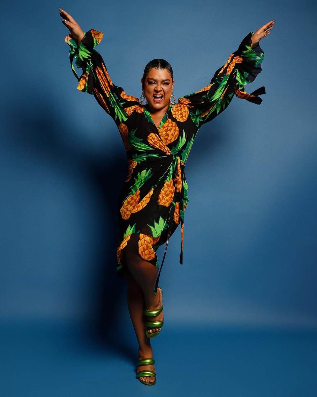 Preta Gilのインスタグラム：「Pronta pra celebrar a vida!   Look: @dolcegabbana Jóias: @swarovski Styling: @babilouisee Assistente styling: @felissa Beleza: @rocha_soraya  Hair: @maiaboitrago  Foto: @alexsantanaphotographer  #Preta49」