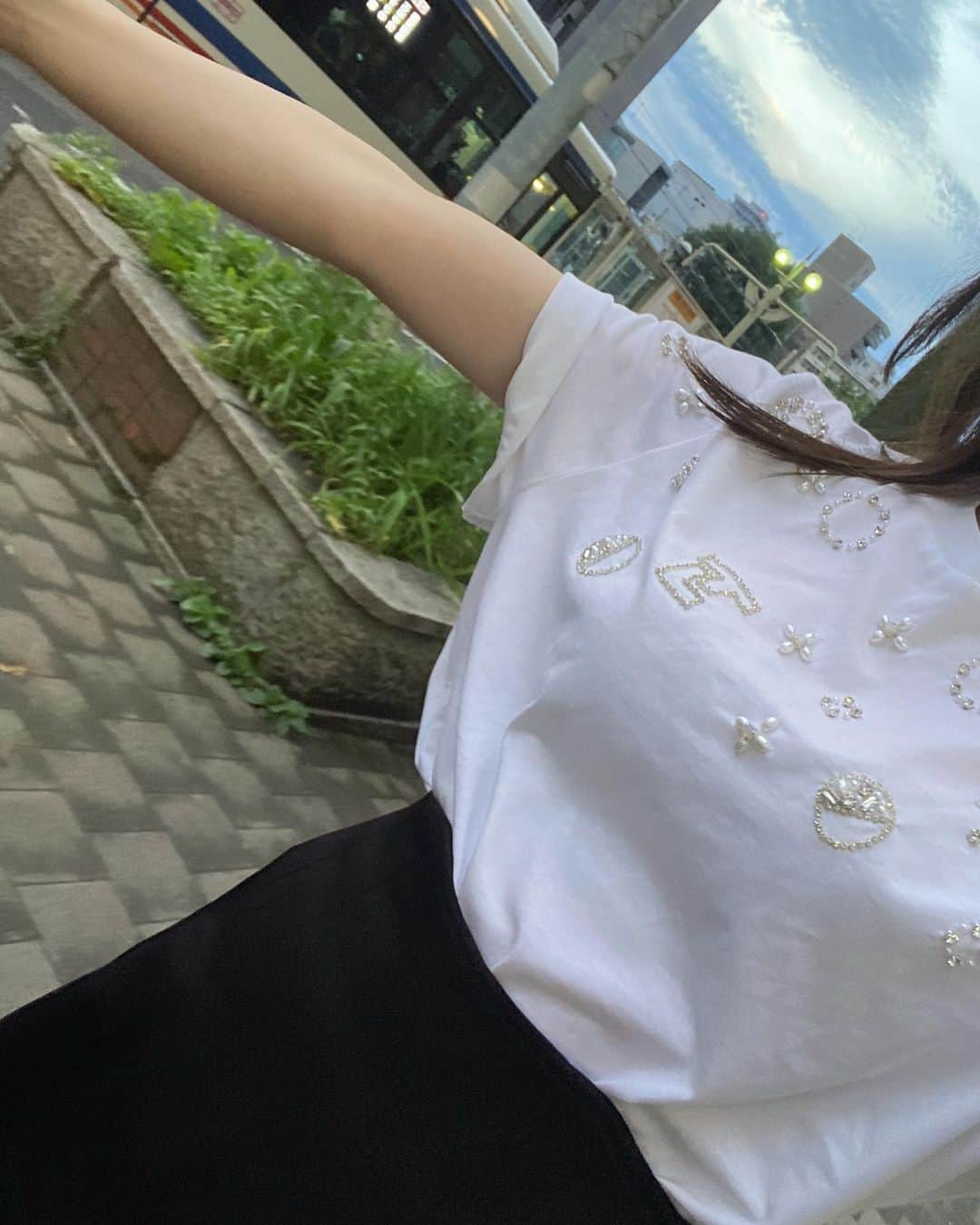 renさんのインスタグラム写真 - (renInstagram)「・ ・  #れんの服 @tarajarmon_jp  キラキラビジューが最高に気分上がる一枚🫶 Tシャツじゃカジュアルで、、って方や 普段はブラウスとか綺麗目が好きでって方にもおすすめな華やかさです🤤💞 こちらも一目惚れ服  ・ ・」8月9日 11時08分 - _reeen_