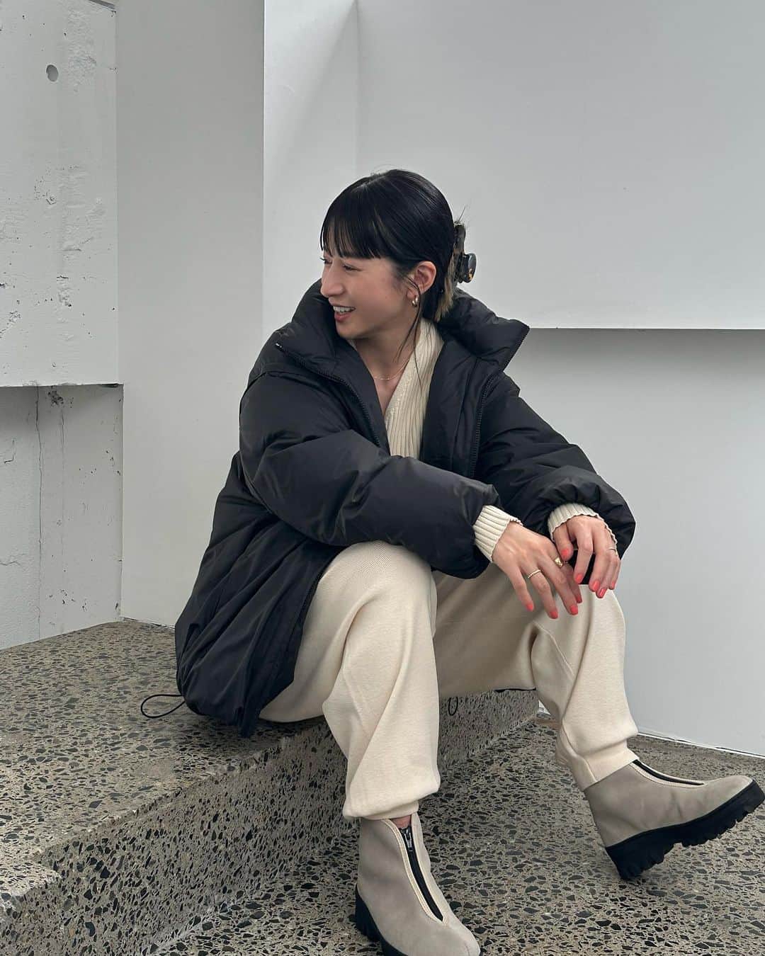 松本恵奈のインスタグラム：「■NEWS Traditional Weatherwear × CLANE のコラボレーションが決定！ファッションと実用性を兼ね備えたPACKABLE DOWN JACKETが発売になります。   英国を代表するアウターウェアブランドMACKINTOSHのファミリーブランドで、英国の伝統と今の気分を感じさせるコレクションをリリースしているTraditional WeatherwearとCLANEのコラボレーションダウンジャケットが10月中旬より発売決定。形は一から作られたCLANEコラボレーションオリジナルで、実用性だけでなくCLANEらしいシルエットにも拘ったパッカブルのダウンジャケットです。一般的なパッカブルでイメージする薄手のインナーダウンではなく、しっかりとボリューム感のあるアウターで、真冬の防寒にも心強いアイテムに仕上がりました。袖が取り外せる仕様でベストとしても着られ、タウンユースから、アウトドアやキャンプなどアクティブなシーンまで幅広く使っていただけます。サイズ展開は３サイズで、一番大きいサイズはメンズも着ていただけます。  ✔︎Traditional Weatherwear × CLANE PACKABLE DOWN JACKET ¥42,900 カラー:BEIGE/BLACK サイズ：1/2/3  【Traditional Weatherwear × CLANE】 先行予約：8月25日（金）～8月27日（日）/9月7日（木） 一般発売：10月中旬以降予定 展開店舗：CLANE直営店、CLANE ONLINE STORE  ※先行予約は新宿ルミネで行われるPOPUPSTOREの予約期間中とリニューアル初日のみ行います。  #CLANE #コラボレーション #TraditionalWeatherwear」