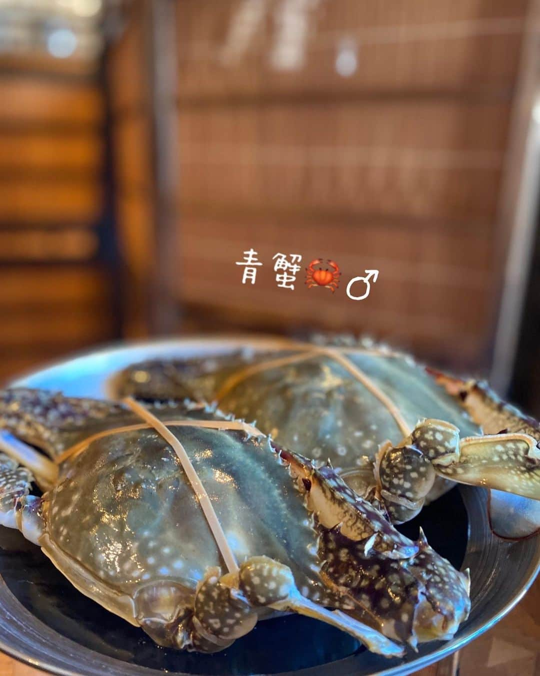 香港海鮮酒家 Lei U Munのインスタグラム：「青蟹🦀♂ 身入りが良いオス蟹  毛蟹や上海蟹とはまた違うコクと濃厚な香りが美味しい…🤤🥂  ダイレクトにぶつ切りにするのも良かったが、暫く甲羅詰に🦀  これが一番、手を汚さず味噌から身まで隅々みで食べれそう  毛蟹や上海蟹とはまた違うコクと濃厚な香り が美味しい…🤤🥂  #渡り蟹中華料理 #旬の味   #富ゆきUMEKITA #tomiyuki_umekita  #chinesefood #hongkongfood  #中華料理 #香港#osaka  #大阪グルメ#梅田グルメ #うめきた  #梅田ディナー #グランフロント大阪 #ペアリング  #中華#ワイン #レトロ香港 #中華好き」