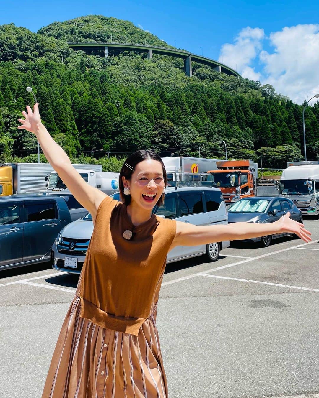 酒井瞳のインスタグラム：「#宮崎 ハイウェイグルメ🚗  @yamanokuchisa  @kirisimasa  #モテナス #えびの  @kawaminami_platz  @smo_kun @oshikawa_shungetsudou   沢山の美味しいグルメに ノリノリの #サービスエリア の店員さんたち😆🙌  旅を楽しくしてくれるお供にぜひ  訪れてみてください🚗‼️  #宮崎 #都城 #霧島 #えびの #川南 #ドライブ #🚗 #SA #夏休み #夏旅」