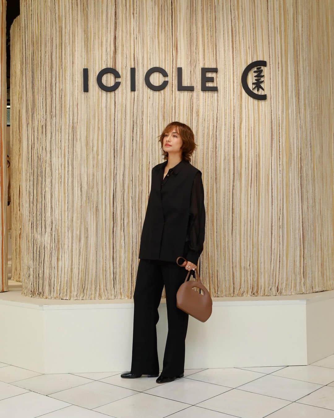 佐田真由美さんのインスタグラム写真 - (佐田真由美Instagram)「さっと羽織った瞬間から 別世界の景色が見える ちょっと背伸びして品良く、格好良く。 触れる前から上質さがわかる洋服や小物たち… 幸せでしかない @icicle__official  のポップアップにお邪魔してきました🤎 MADE IN EARTH コンセプトの ICICLE(アイシクル)が、8 月 15 日(火)まで、伊勢丹新宿 1Fザ・ステージにてポップアップストアを開催中✨ ICICLEは上海とパリの2拠点で展開するブランド。コンセプトは「天(自然)と人は一体なるもの」という古代の東洋思想に基づいているそう🌏  ほぼ無染色のファブリックを使用しているのに素材感・デザインはラグジュアリー！今回着用したカシミヤのブラウンのコートもすごく好きでした。これはこれから購入予定😆✨  ハイエンドブランドでの経験豊富な韓国のデザイナーYuni Ahn 氏とのカプセルコレクションもすごく素敵でした！  最後の写真の、ハギレ布を使用したストアのデコレーションもアートのようでした🤎🖤🤍 是非ご興味あったら見てほしいな！  @icicle__official  #icicle #アイシクル @isetan_shinjuku」8月9日 11時13分 - sadamayumi
