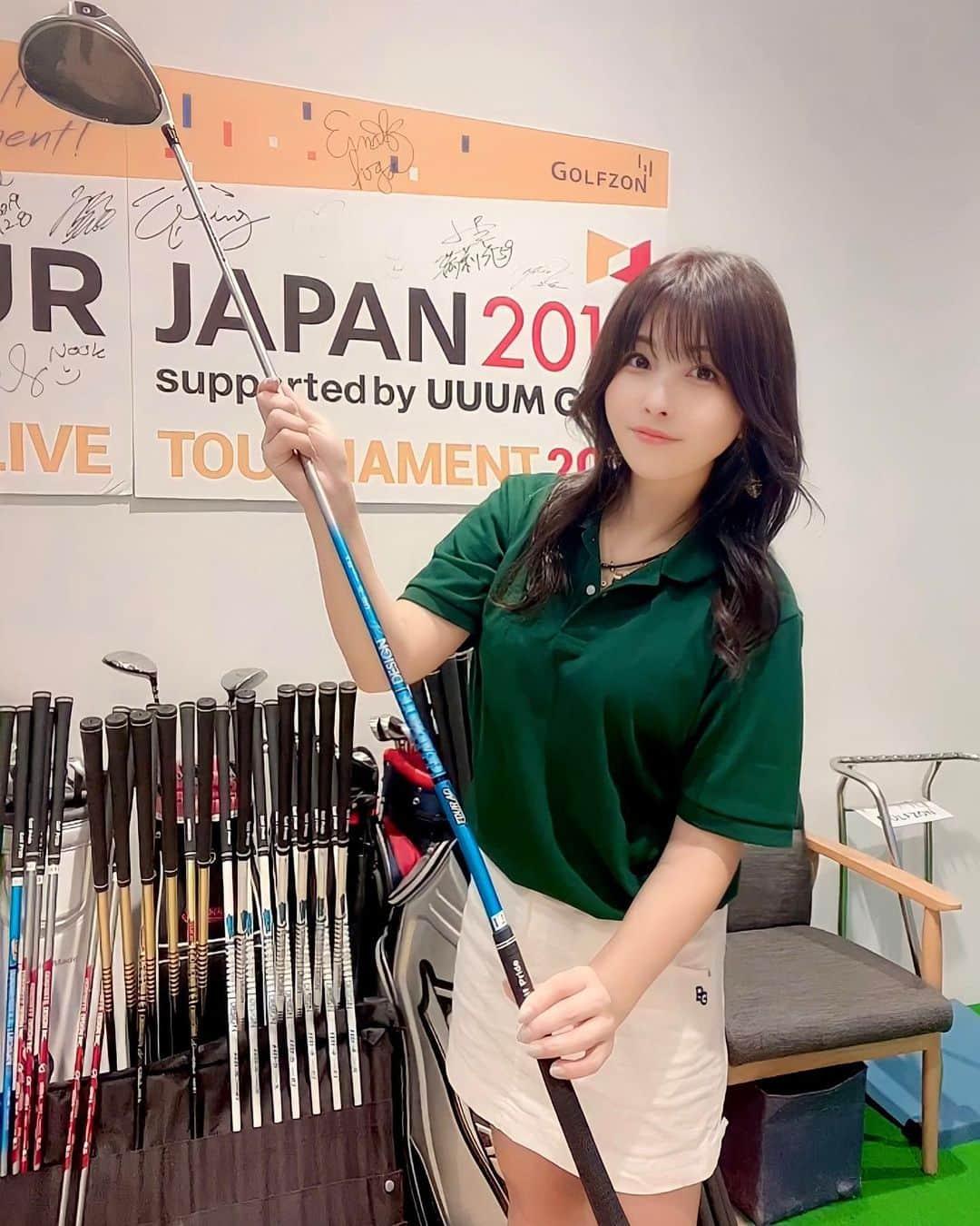 mikaのインスタグラム：「♥︎︎∗︎*  @curucuru_golf と @graphite_design_official コラボ開催の リシャフト体験イベントへ🏌️‍♀️✨  今のクラブも全部リシャフトしてる私は こーゆーイベント大好き♡ プロも愛用してるシャフトメーカーさんに 自分に合うのを探してもらう貴重な機会🤭✨  調子や重さの少しの差で距離と方向性に凄い差が出てあらためてリシャフトの良さ実感✨ 男性に限らず女性もリシャフトしたら 100%飛距離アップするのだよ🥰 これは周りの女性で体験済み！ いまは可愛いシャフトも沢山あるし♡  安定して気持ちよく振れるタイミングと重さ、 安定した方向性を得るには、本気でリシャフトおすすめ‼︎まず自分に合う道具から👍 コレが上達の近道だって気づくのに時間かかったー💦 みんなも是非、機会があったらリシャフト体験してみてね！  #グラファイトデザイン #シフトザシャフト #gシリーズシャフト #RAUNE #力強く真っ直ぐな弾道 #思い通りの弾道 #キュルキュル #リシャフト #イベント #golf #ゴルフ #ゴルフ女子 #ゴルフ男子」