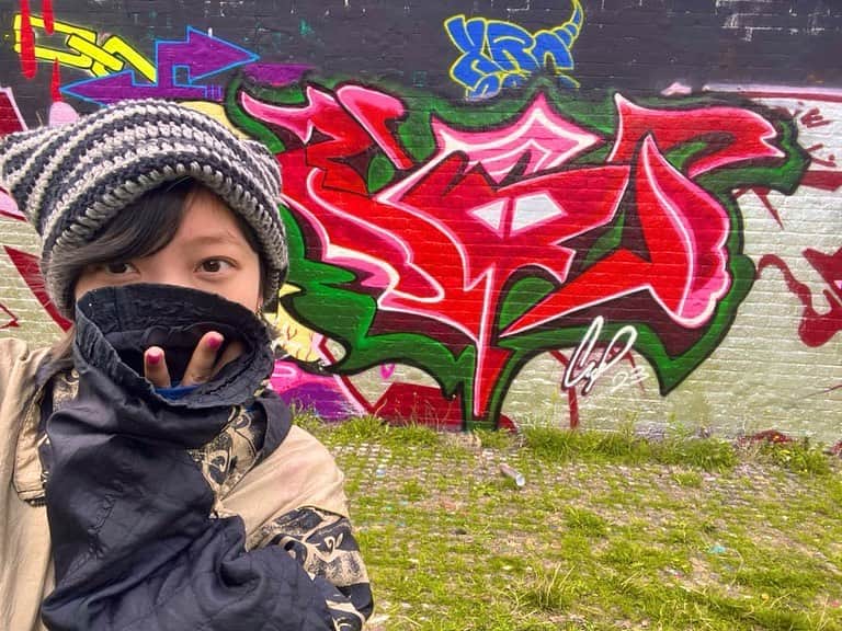 京佳のインスタグラム：「The graffiti has passion so much and so powerful and so lovely! I felt blessed to see it. By @louis_phillips_art  Thank you for sharing amazing times with me always ❤️💕  #graffiti #london  私の大好きな人のグラフィティ。 情熱ありまくりで、本当強いなあと みてるだけでめっちゃ幸せにしてくれる💕いつもありがとおお」