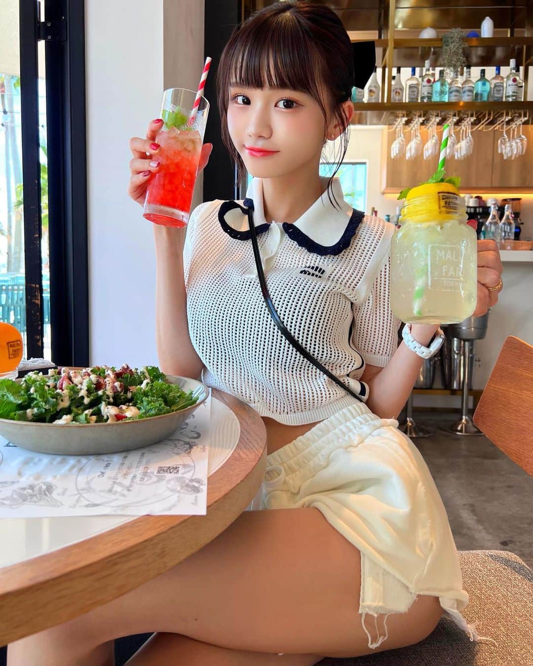みもれもんのインスタグラム：「Lemonade VS Orange Juice・Which one will win🔥🩷🍋🍊   Mimoremon drinks...  Second one ꒰ঌ(っ⌯⥽⌯*)🙄🙄  レモネードVSオレンジジュース どっちが勝つかね🔥🩷🍋🍊？  みもれもんが飲むのは・・ ２枚目꒰ঌ(っ⌯⥽⌯*)  #みもれもん #fashion #ootd #miumiu #mimolemon #japan #portrait #beauty #girlsday #BIKINI #fantia #內衣 #性感 #日本的 #泳衣 #粉我」