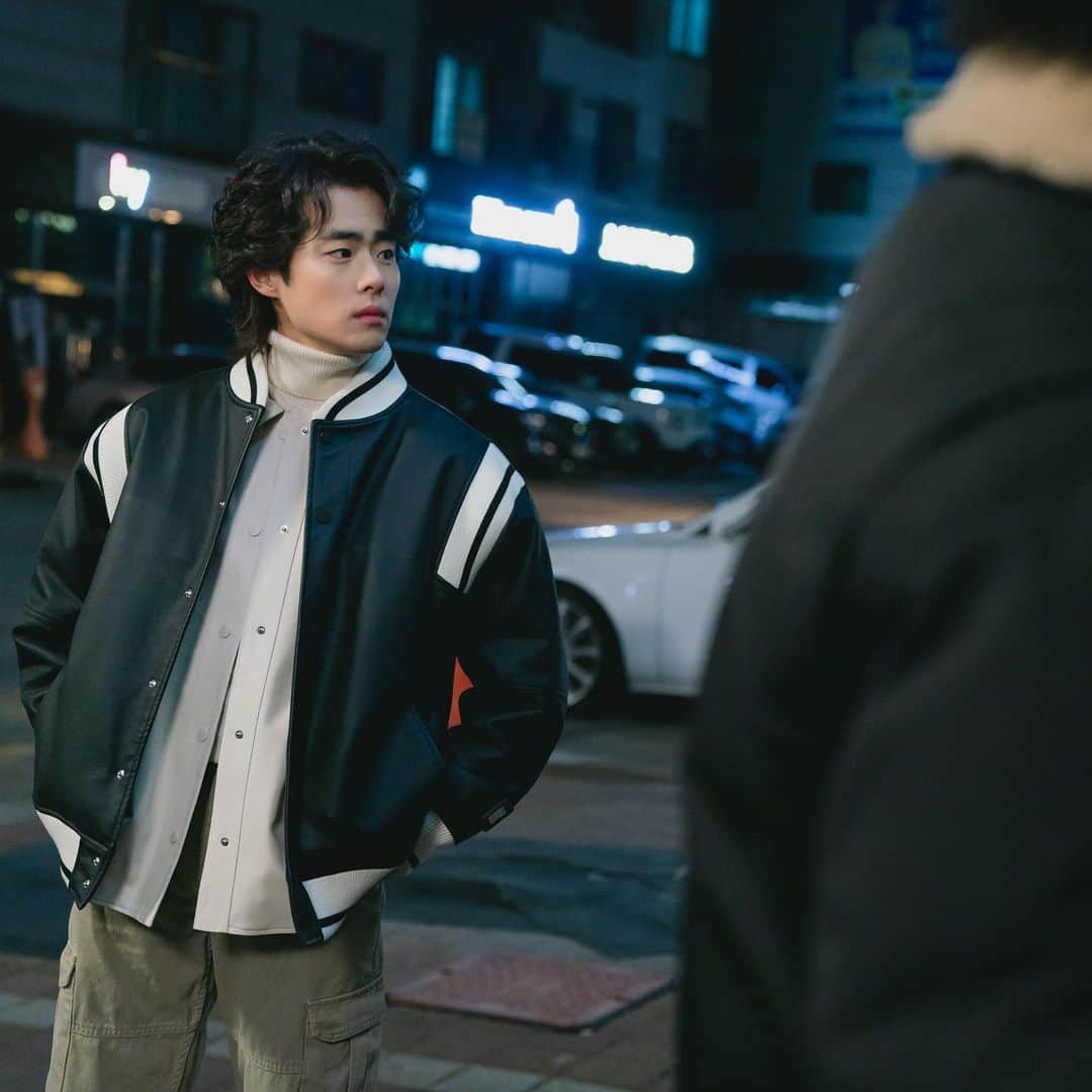 チョ・ビョンギュのインスタグラム：「강 건너 불구경~  #tvn#tving#netflix」