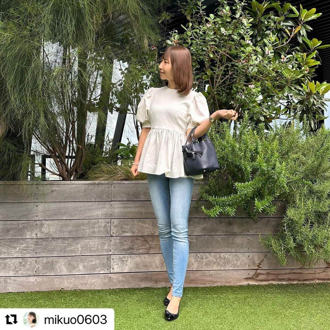 バタフライツイストのインスタグラム：「⋈ Thank you! @mikuo0603  ⁡ 【HOLLY(BLK)】 21012N 7,700円(税込) ⁡ #butterflytwists #バタフライツイスト #butterflytwistsfordaily #butterflytwistsforschool ⁡ ・・・ . . . @butterflytwists_jp オシャレで機能性と快適性の備えた フラットシューズ🥿 ⁡ デイリーでもおしゃれに決まるし、友人の結婚式後や、イベント後など、ヒールを休憩したい帰り道にピッタリ。 ⁡ 半分に折りたためて、軽くてコンパクトだから室内履きや学校行事などにもオススメです！ ⁡ 昔から愛用していましたが、種類がさらに増えていて、何足も欲しくなってしまいました🫶🏻 ぜひチェックしてみてください🦋 . . . #butterflytwists #バタフライツイスト #butterflytwistsforschool #butterflytwistsfordaily #PR#バレエシューズ #ママコーデ#銀座ランチ #銀座シックス#パンツコーデ  #ピコタン」